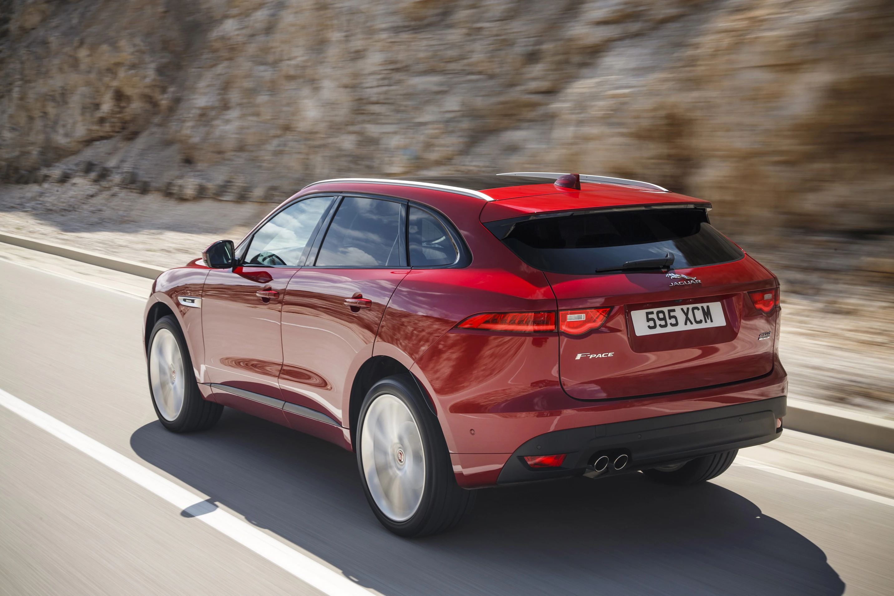 Jaguar F-Pace X761 Aussenansicht Heck schräg dynamisch rot