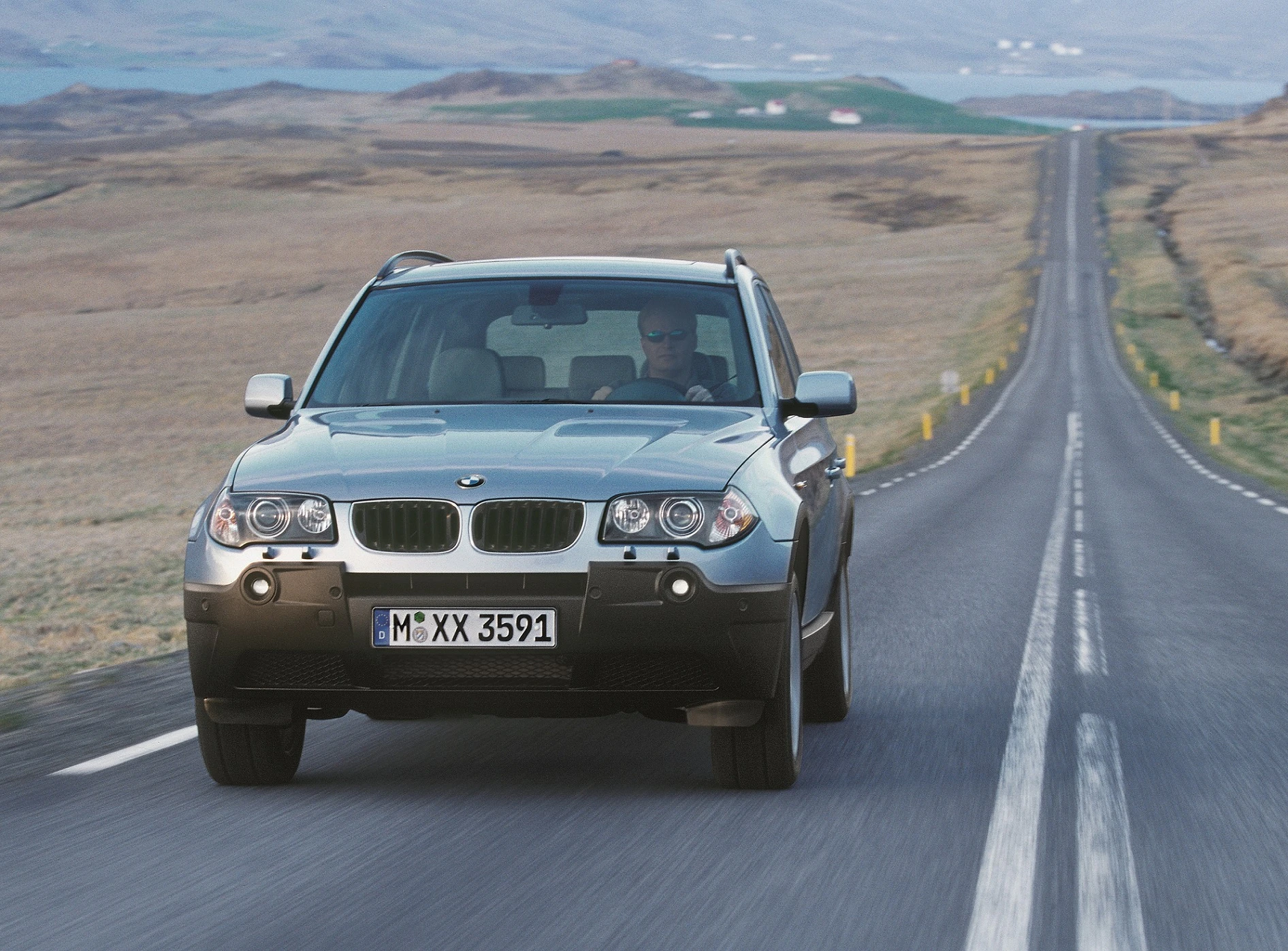 BMW X3 E83 Aussenansicht Front schräg dynamisch blau