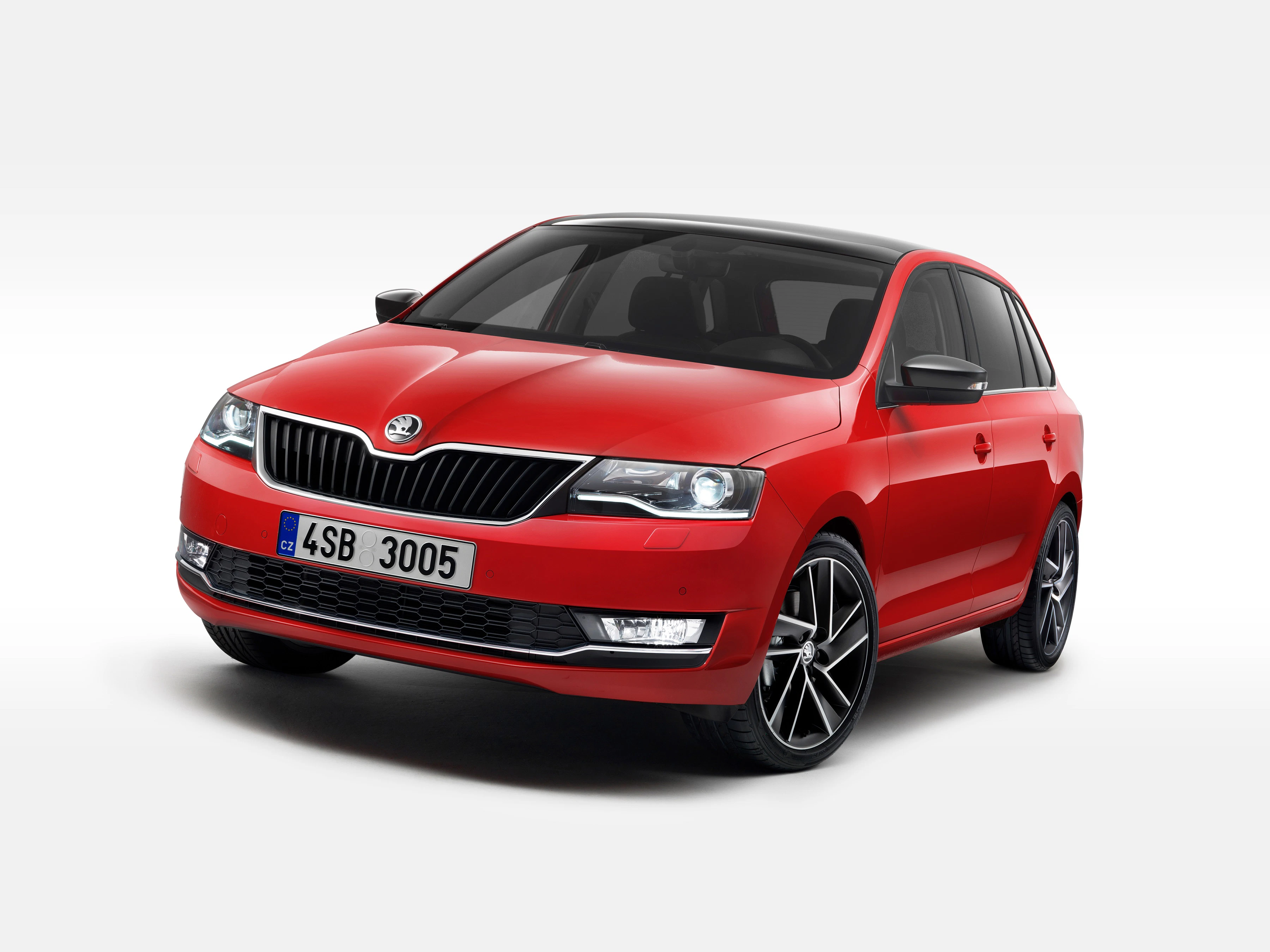 Rotes Auto, Modell Skoda Rapid, auf weißem Hintergrund; Nummernschild mit europäischem Design; sportliches Design und schwarze Felgen.