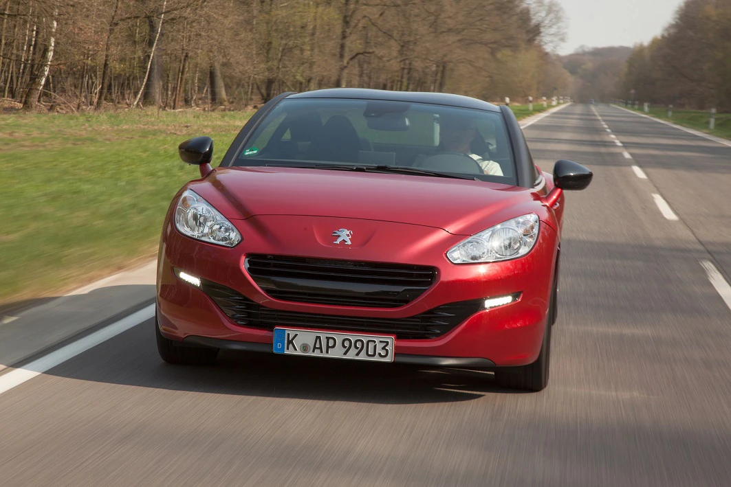 Peugeot RCZ Aussenansicht Front dynamisch rot