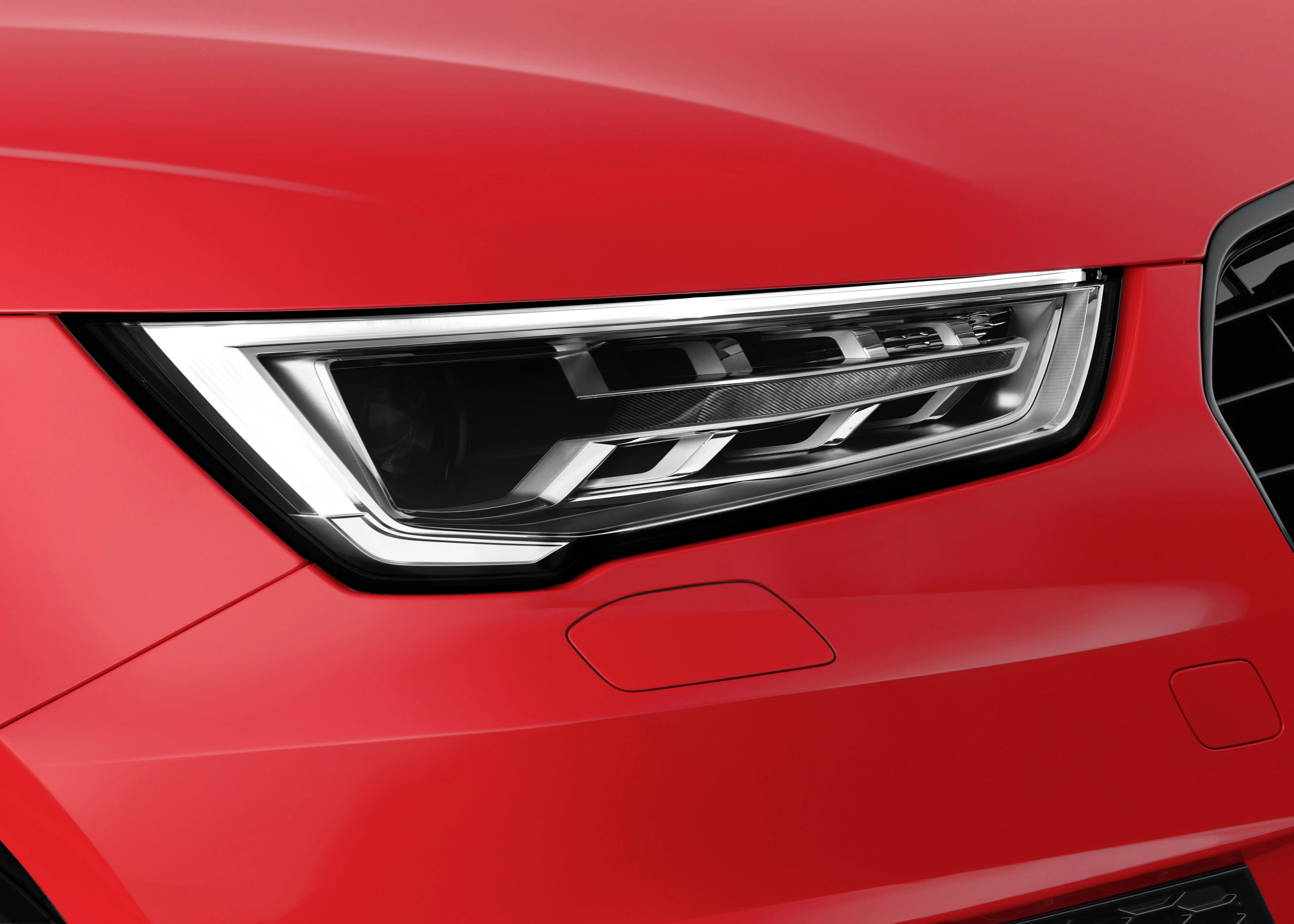 Nahaufnahme eines roten Autoscheinwerfers mit modernem Design und klaren Linien.