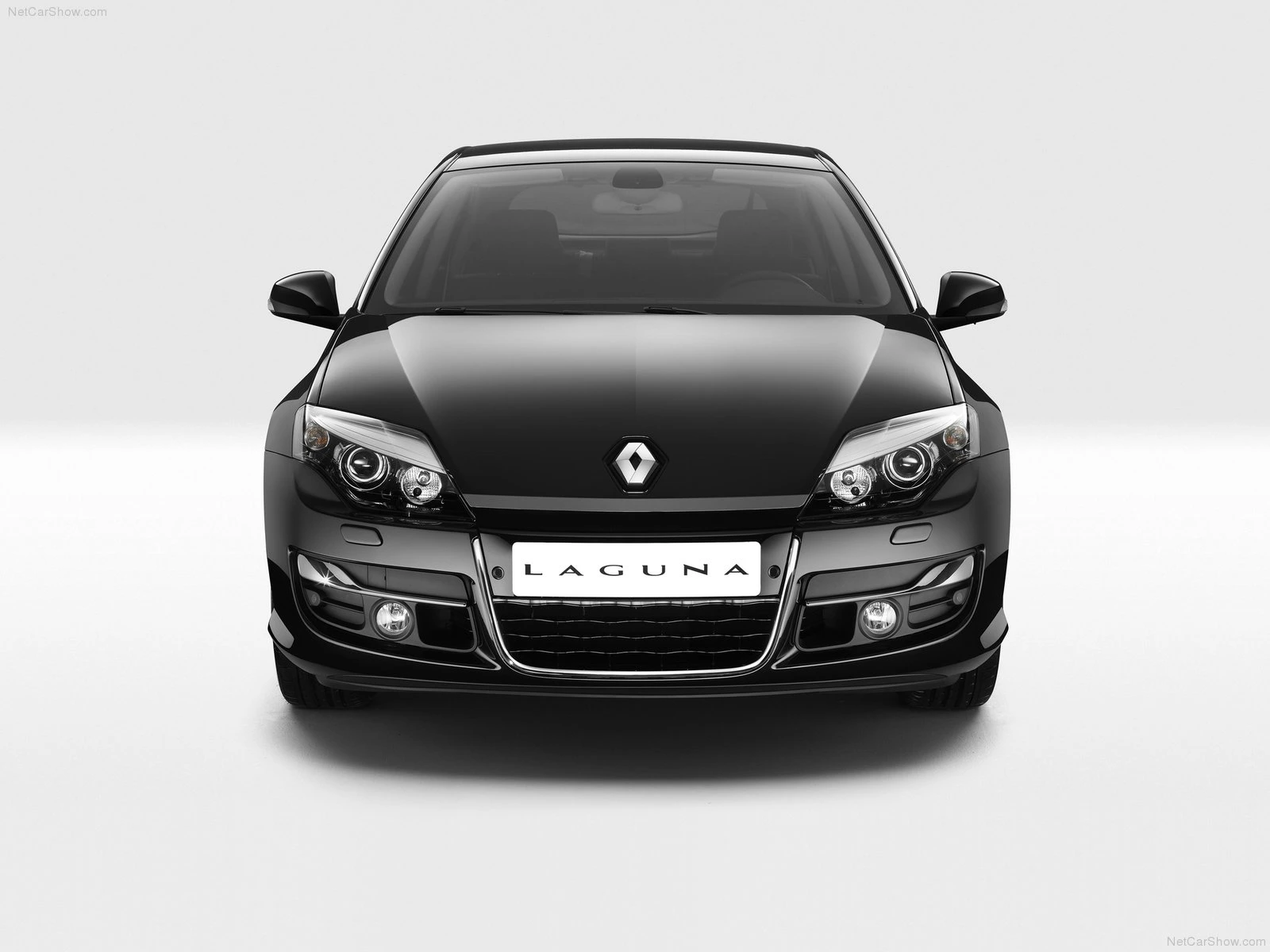 Schwarzer Renault Laguna in Frontalansicht vor hellem Hintergrund, mit markantem Kühlergrill und eleganten Scheinwerfern.