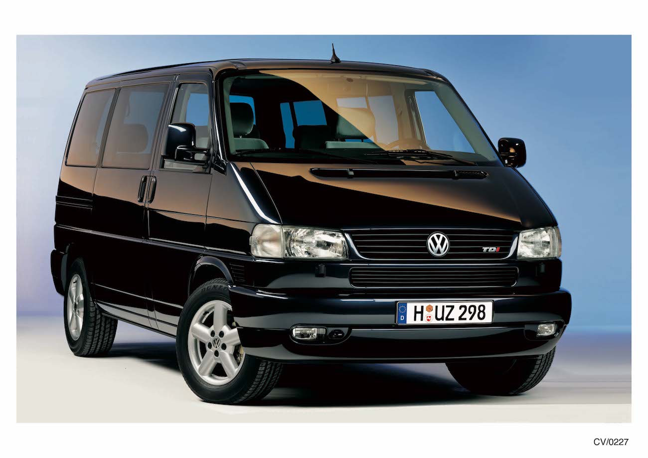 Schwarzer VW T4 Transporter mit Hannoveraner Kennzeichen, seitlich von vorne abgelichtet, auf hellem Hintergrund.