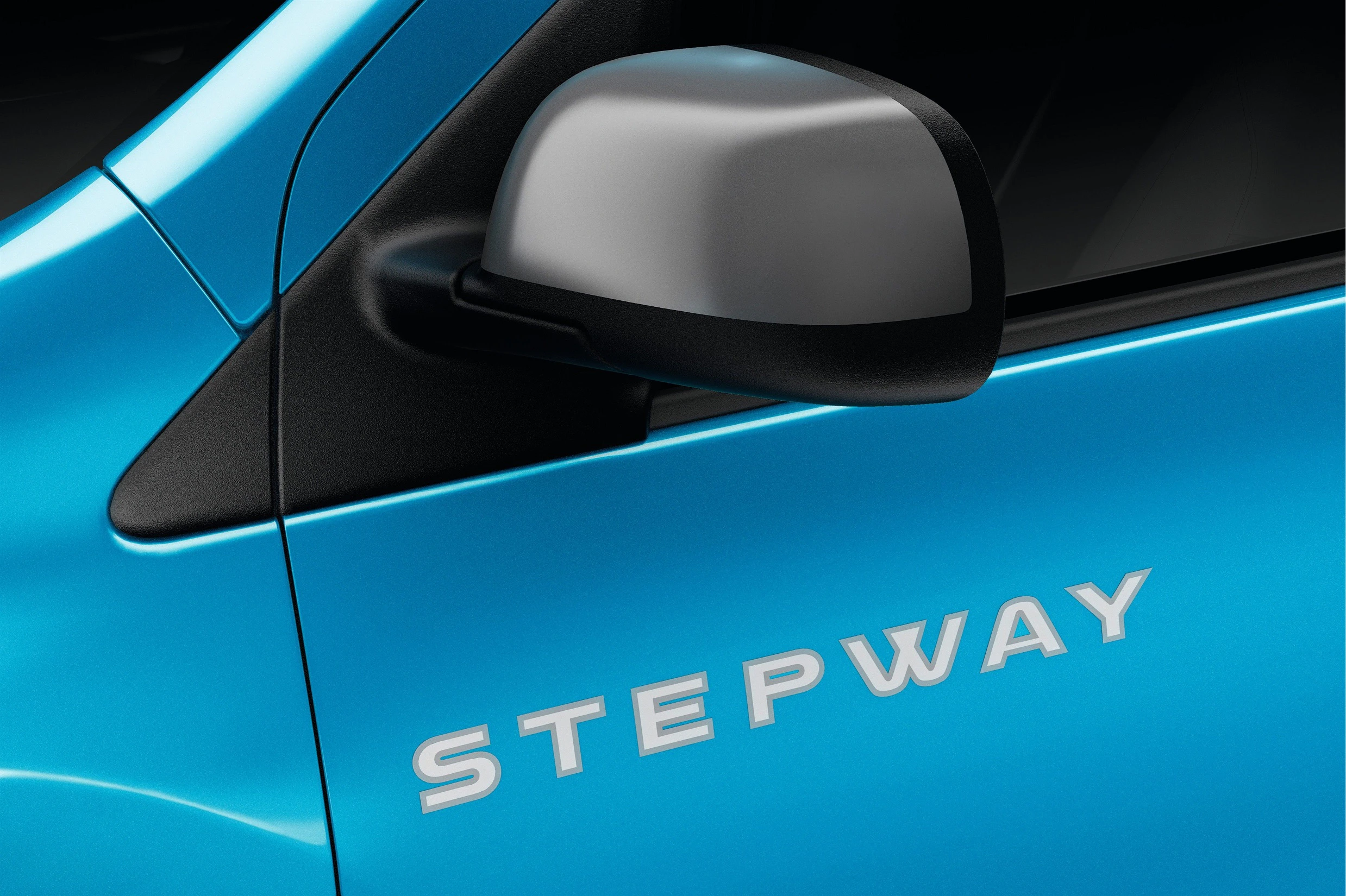 Nahaufnahme eines blauen Autos mit dem Schriftzug "STEPWAY" und einem seitlichen Rückspiegel.