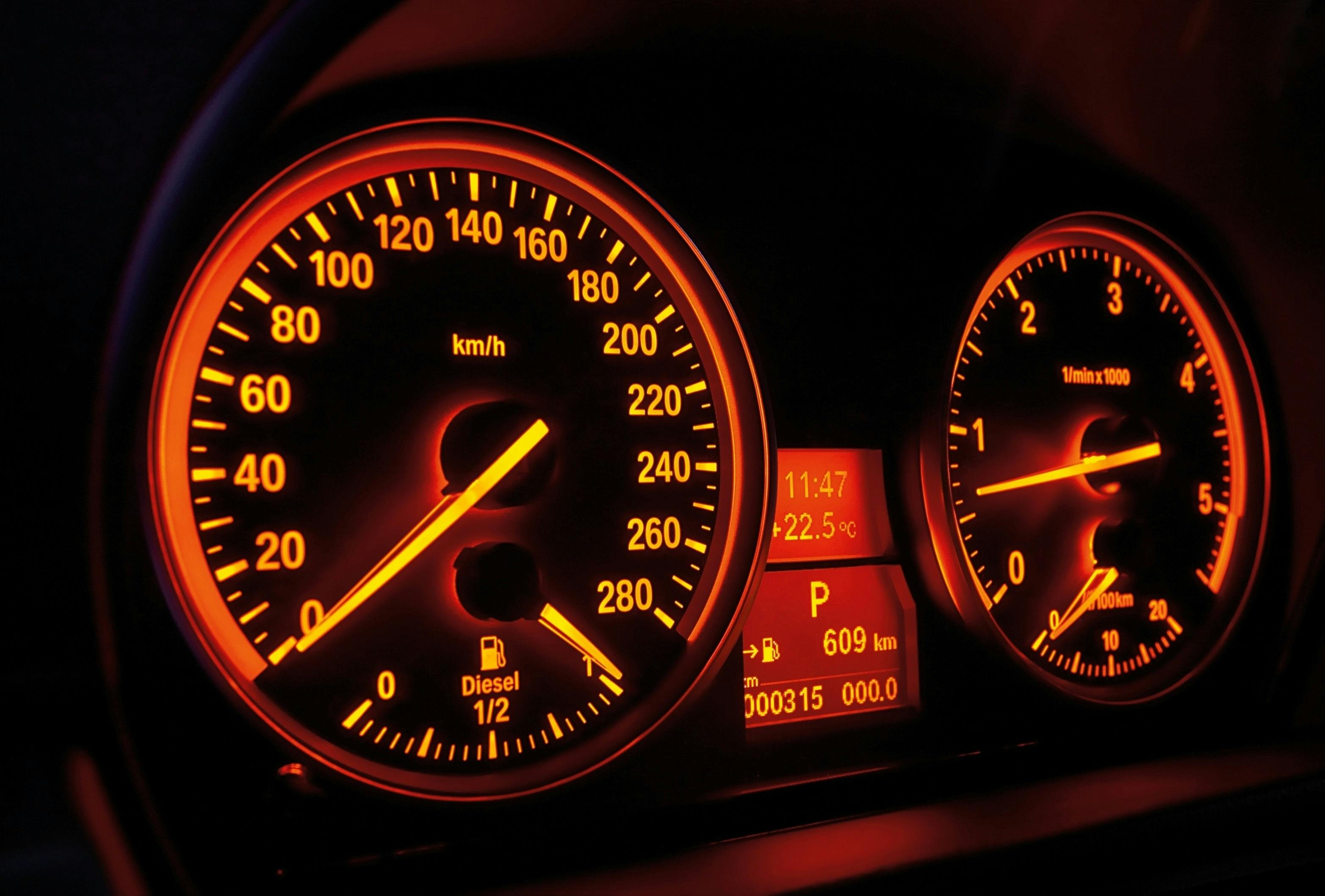 BMW 3er Limousine Innenansicht statisch Studio Detail Tacho