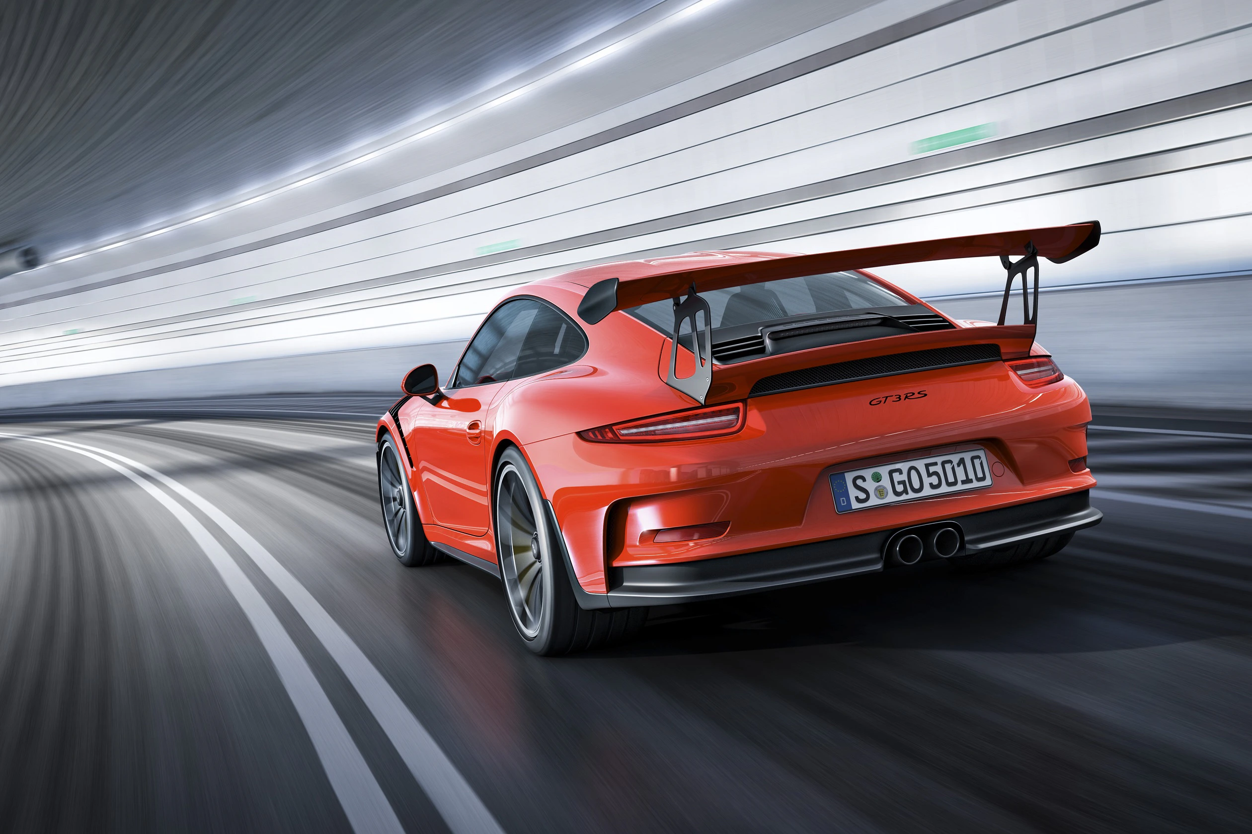 Roter Sportwagen mit Heckspoiler fährt schnell durch einen beleuchteten Tunnel. Dynamische Linien betonen Geschwindigkeit und Design.