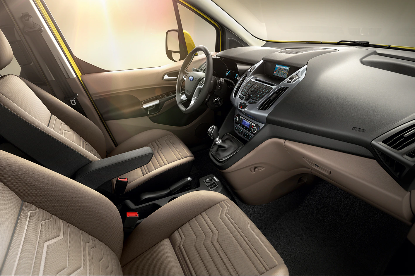 Innenraum eines Autos mit beige Ledersitzen, modernem Armaturenbrett und Lenkrad. Sonnenlicht scheint von links ins Fahrzeug.