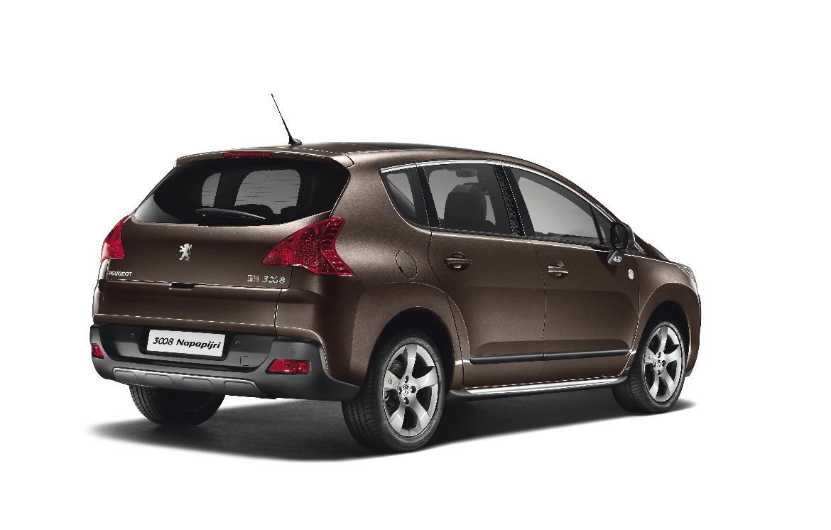 Brauner Peugeot 3008, Rückansicht, auf weißem Hintergrund. Fünf Türen, modernes Design mit silbernen Felgen und markantem Heck.