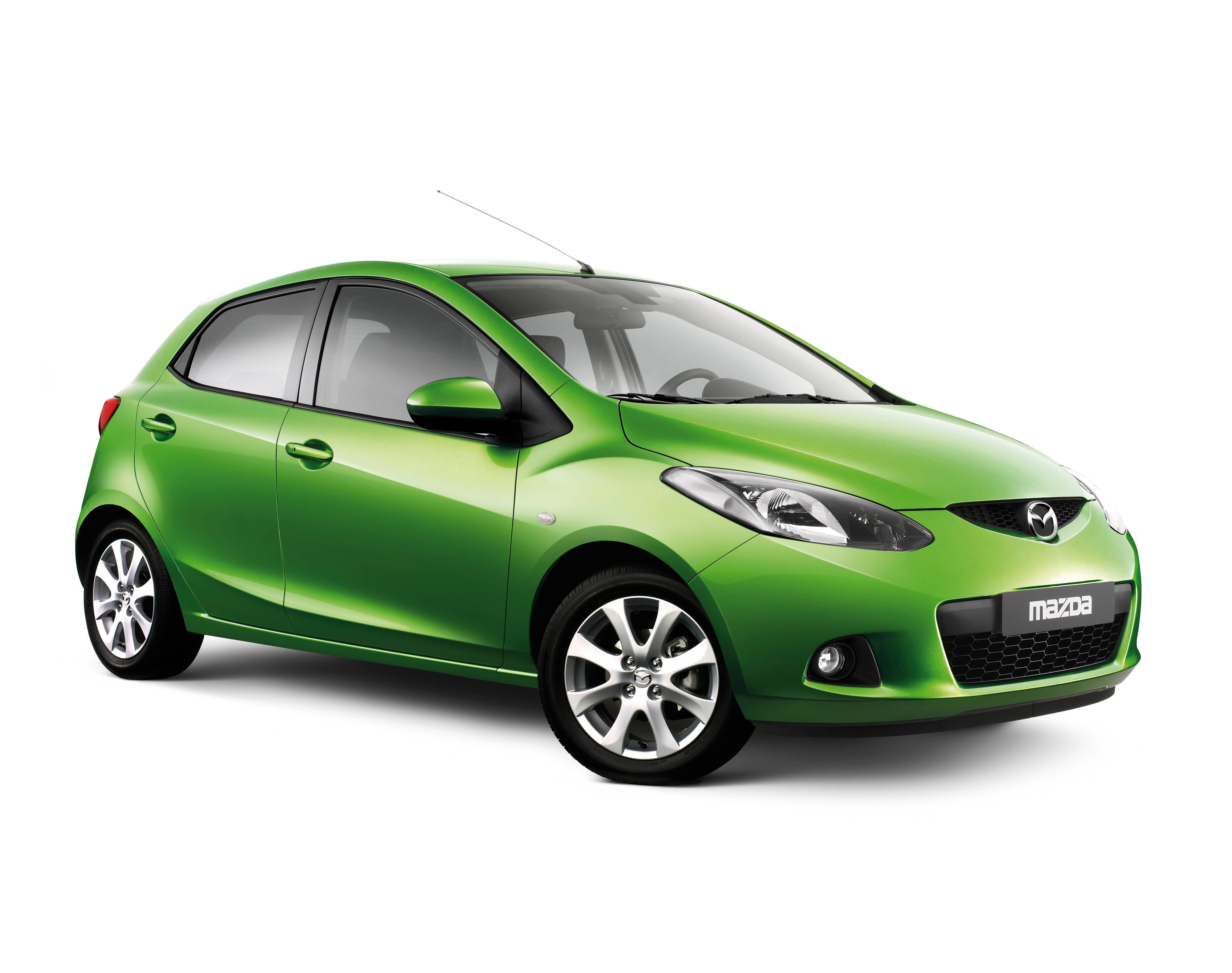 Grüner Mazda Kleinwagen, Seitenansicht, auf weißem Hintergrund. Moderne, kompakte Karosserie mit fünf Türen und silbernen Felgen.