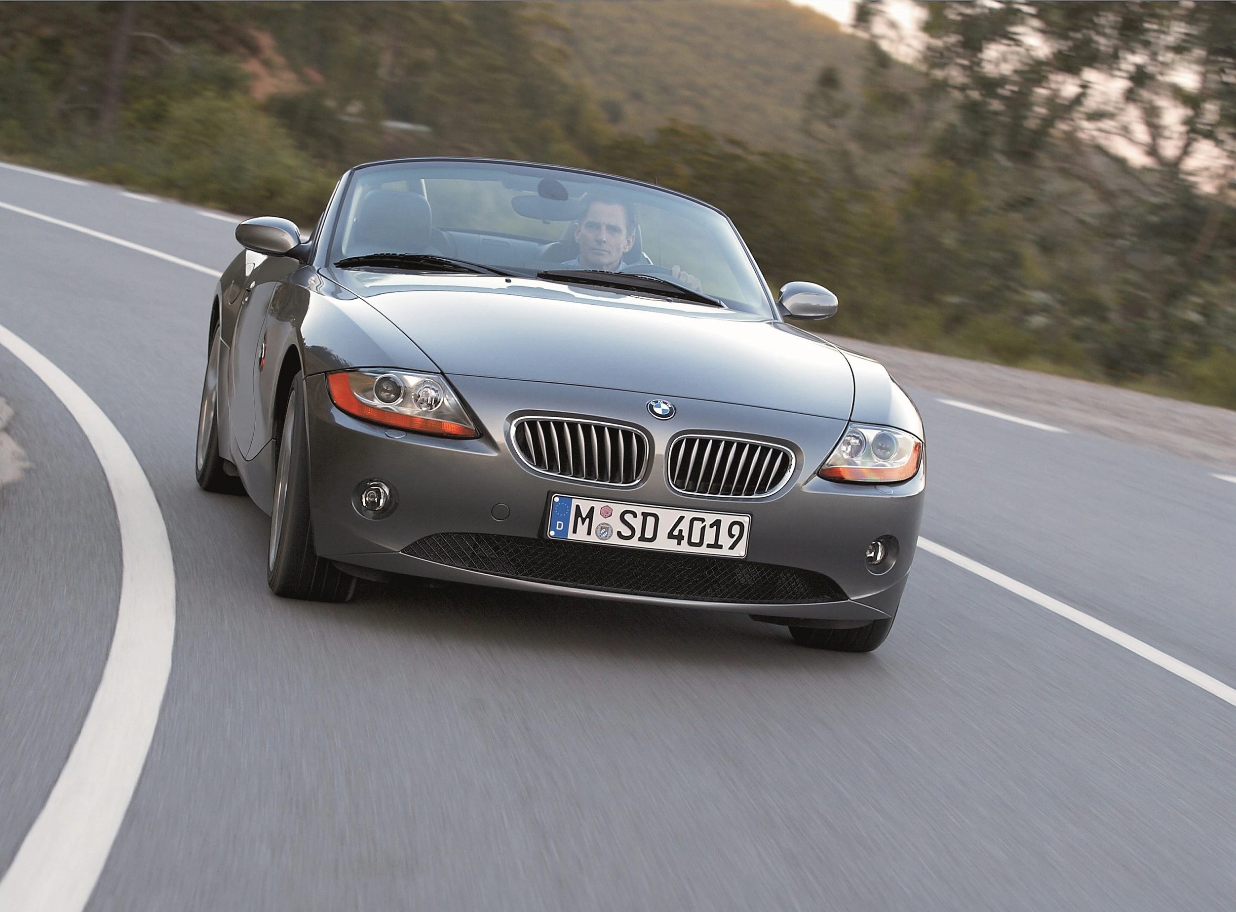 BMW Z4 Roadster E85 Aussenansicht Front schräg dynamisch grau