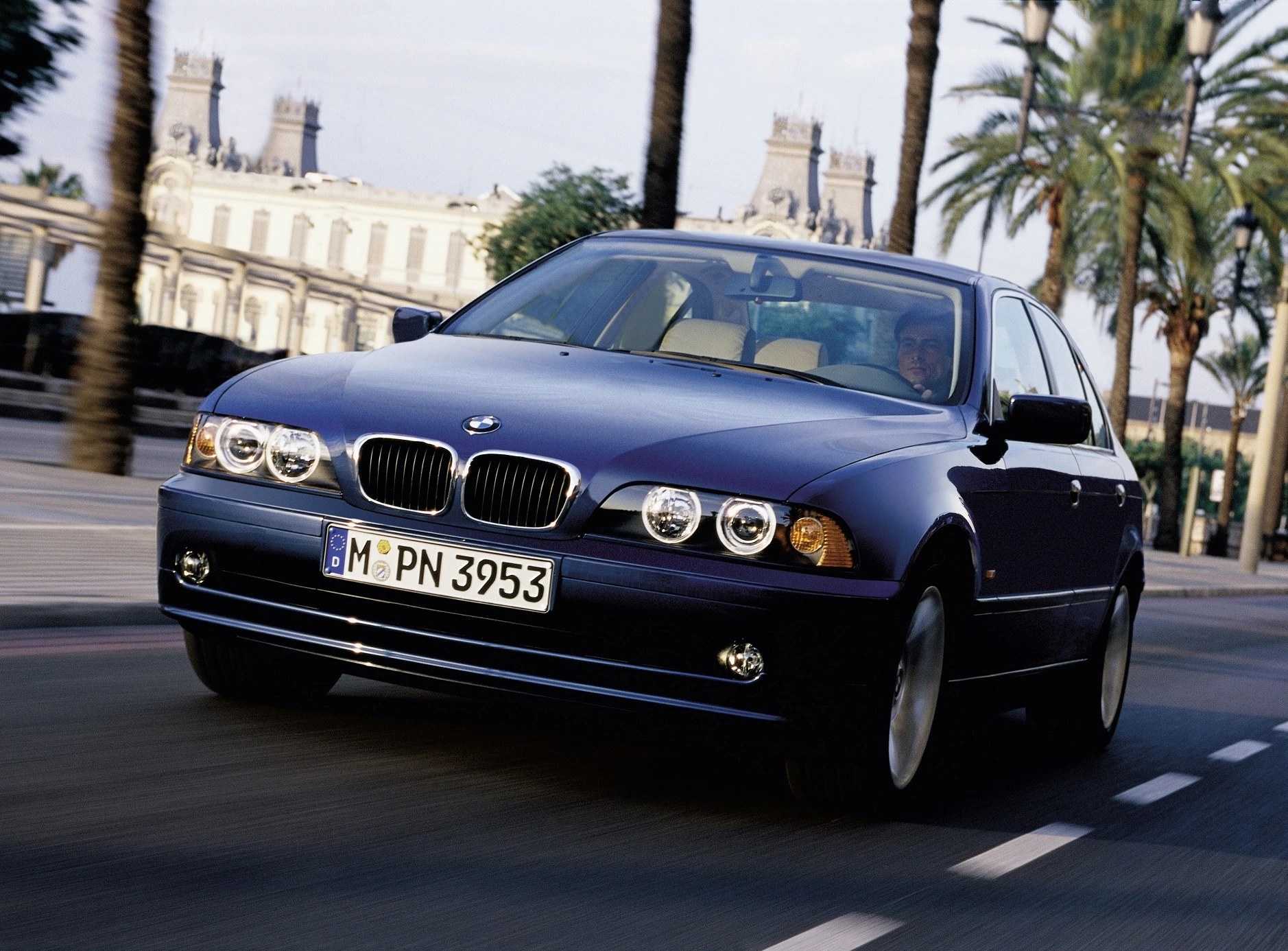 BMW 5er Limousine E39 LCI Aussenansicht Front schräg dynamisch dunkelblau