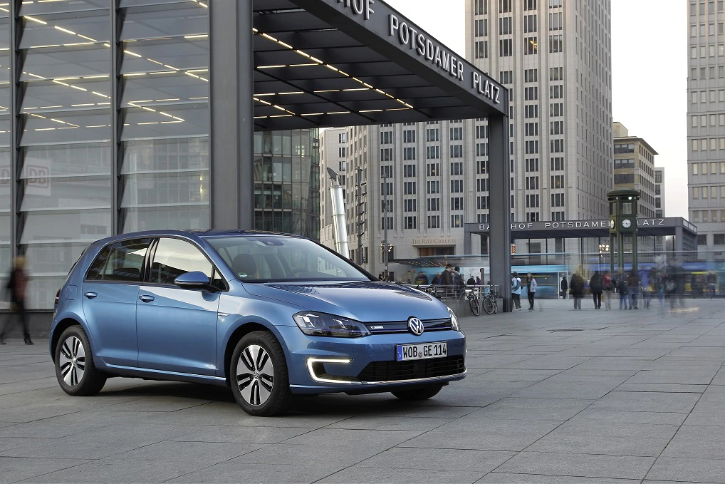 VW Golf 7 e-Golf Aussenansicht Front schräg statisch blau
