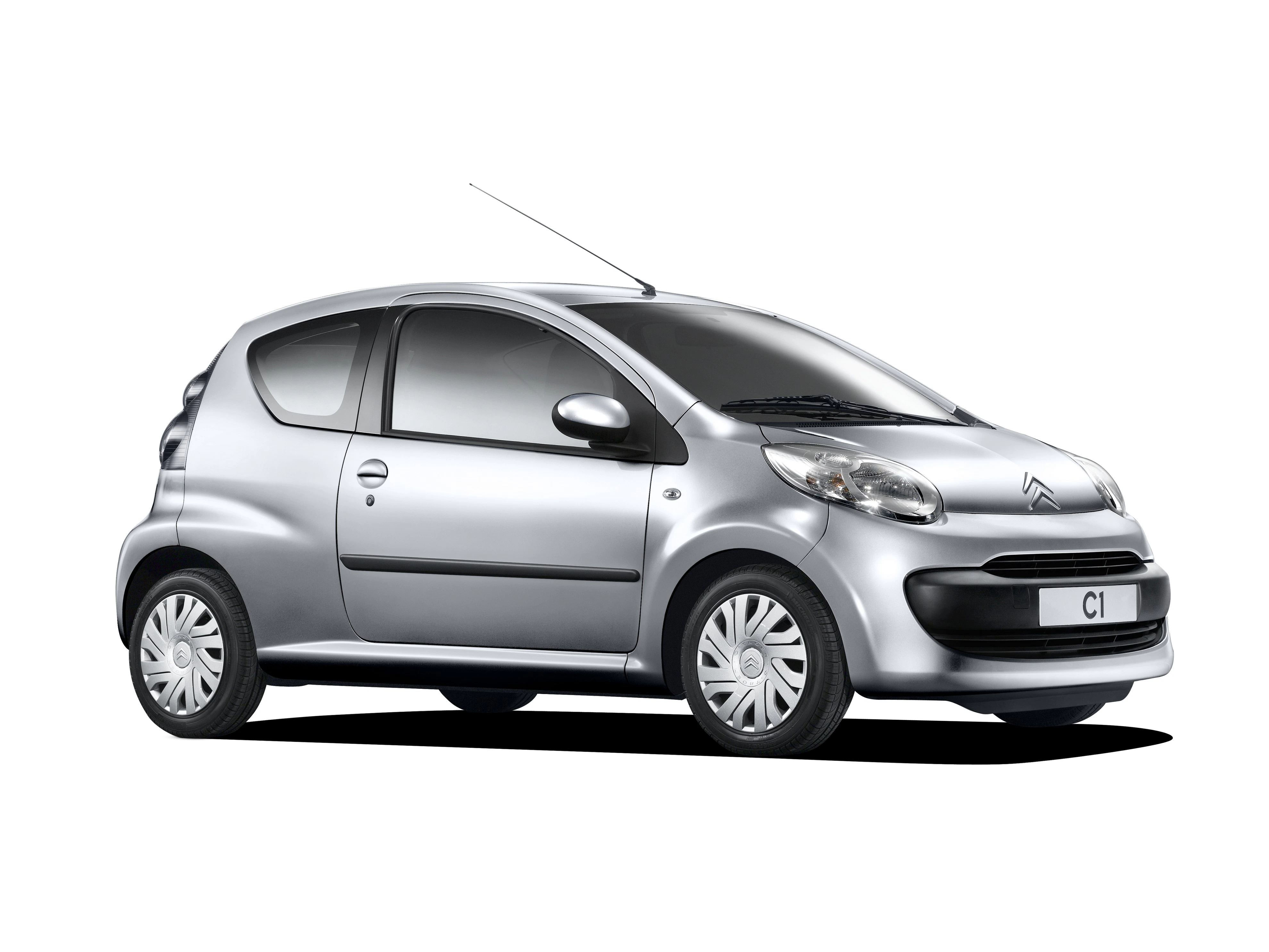 Silberner Citroën C1 Kleinwagen, Seitenansicht, auf weißem Hintergrund. Kompaktes, modernes Design mit abgerundeten Formen.
