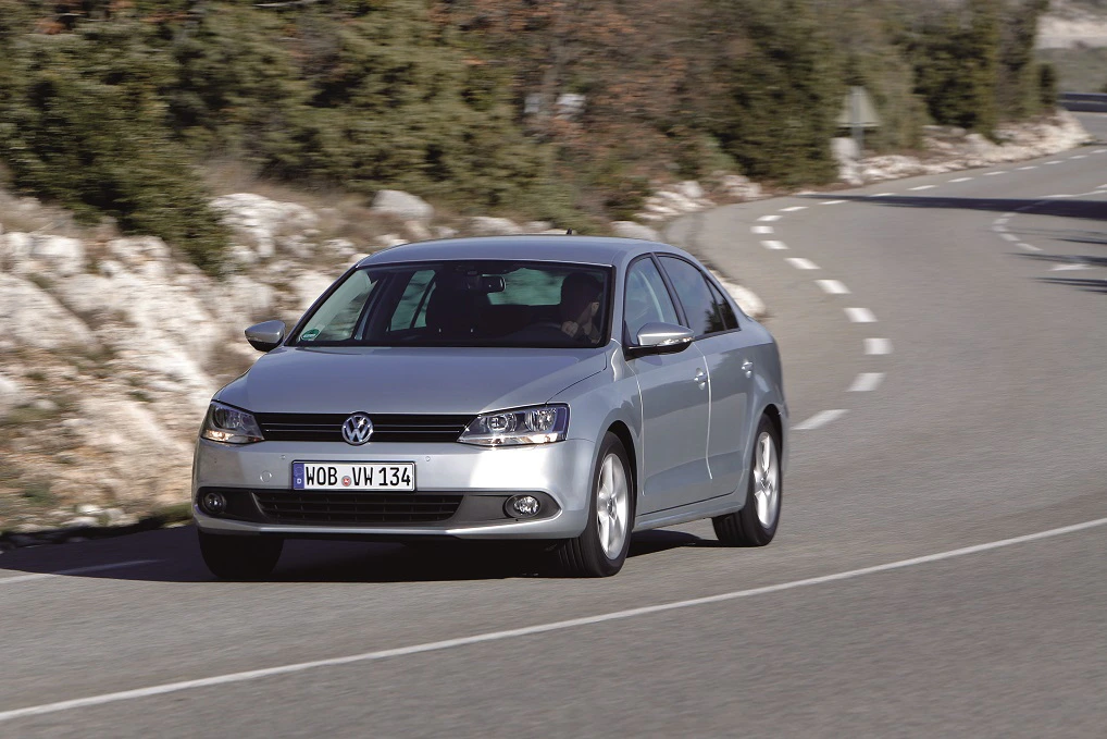 VW Jetta 6 Aussenansicht Front schräg dynamisch silber