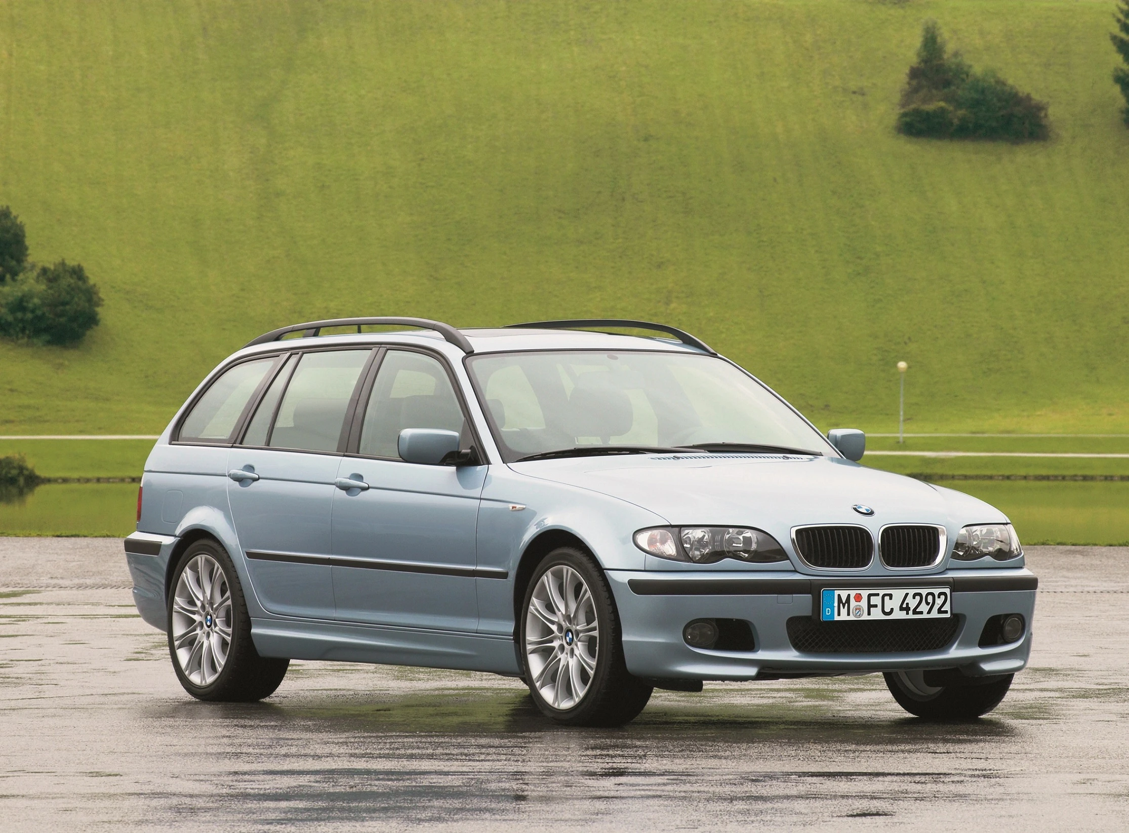 BMW 3er Touring E46 LCI Aussenansicht Front schräg statisch blau