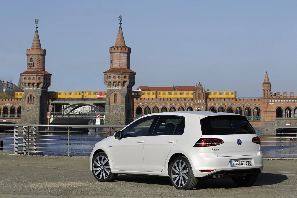 VW Golf 7 GTE Aussenansicht Heck schräg statisch weiss