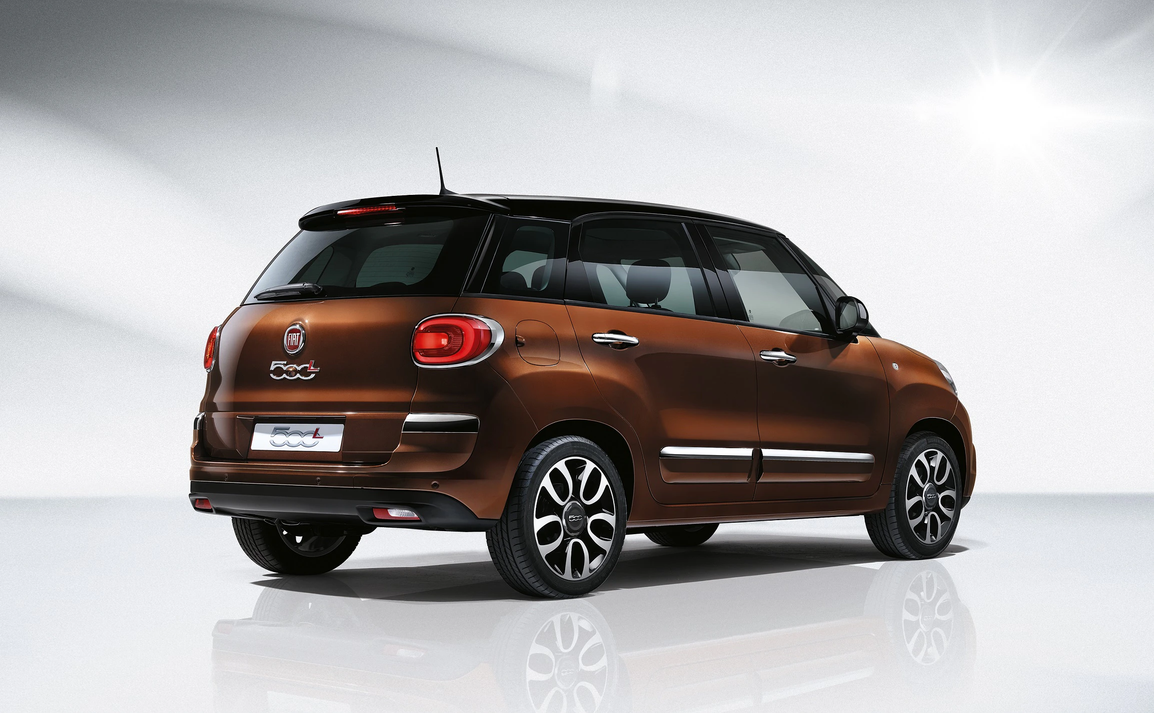 Brauner Fiat 500L von hinten, auf hellem Hintergrund, stylisches Design mit markanten Rädern und Dachlinie.