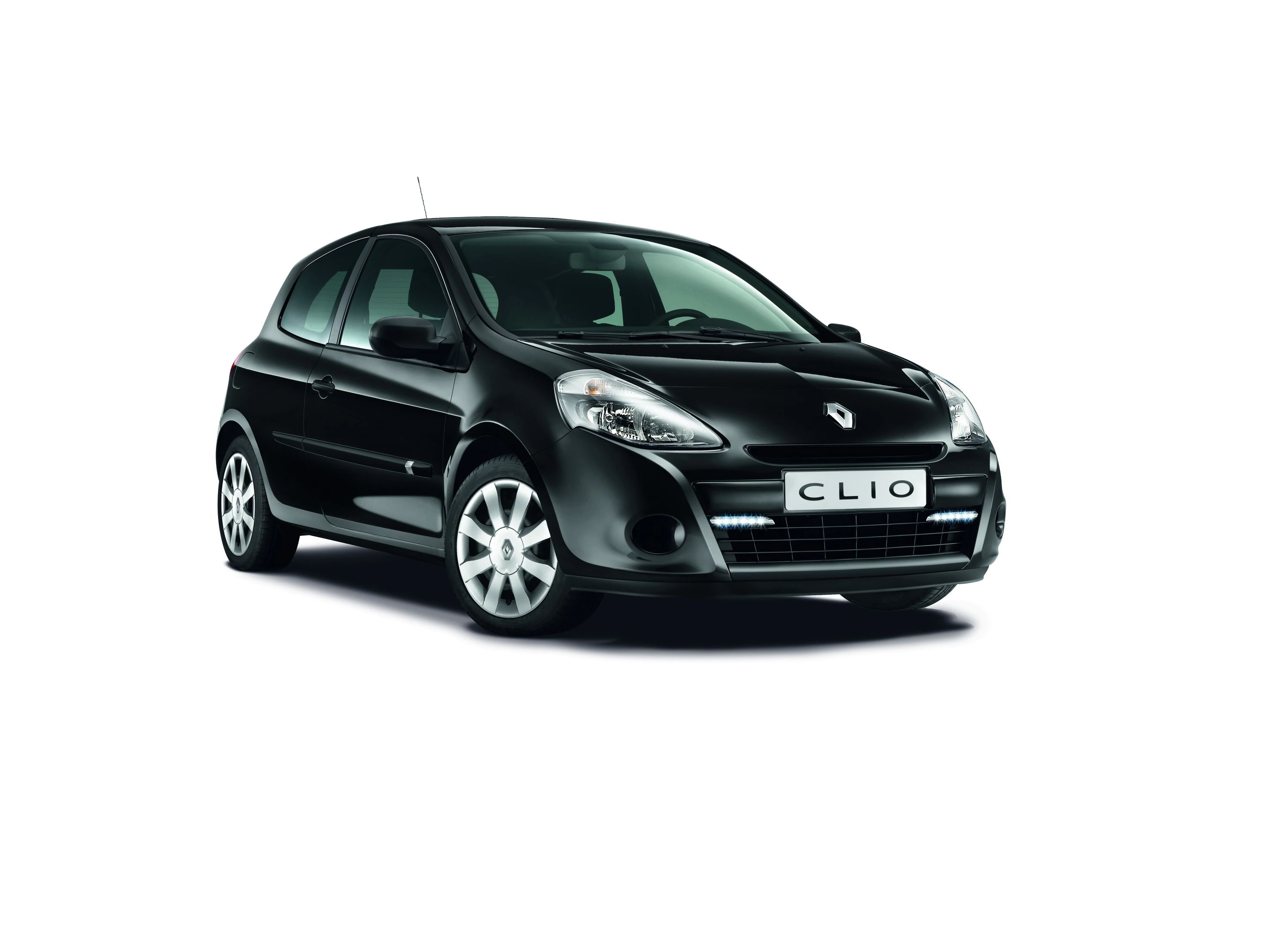 Schwarzer Renault Clio, dreitürig, steht auf weißem Hintergrund. Moderner Kleinwagen mit markantem Design und heller Beleuchtung.