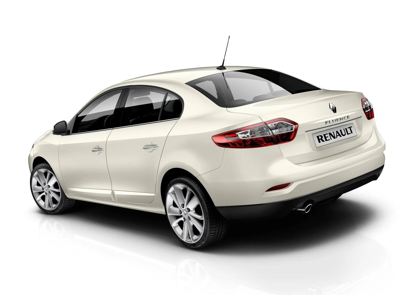 Weißer Renault Limousine, Rückansicht, geparkt, Hintergrund neutral.