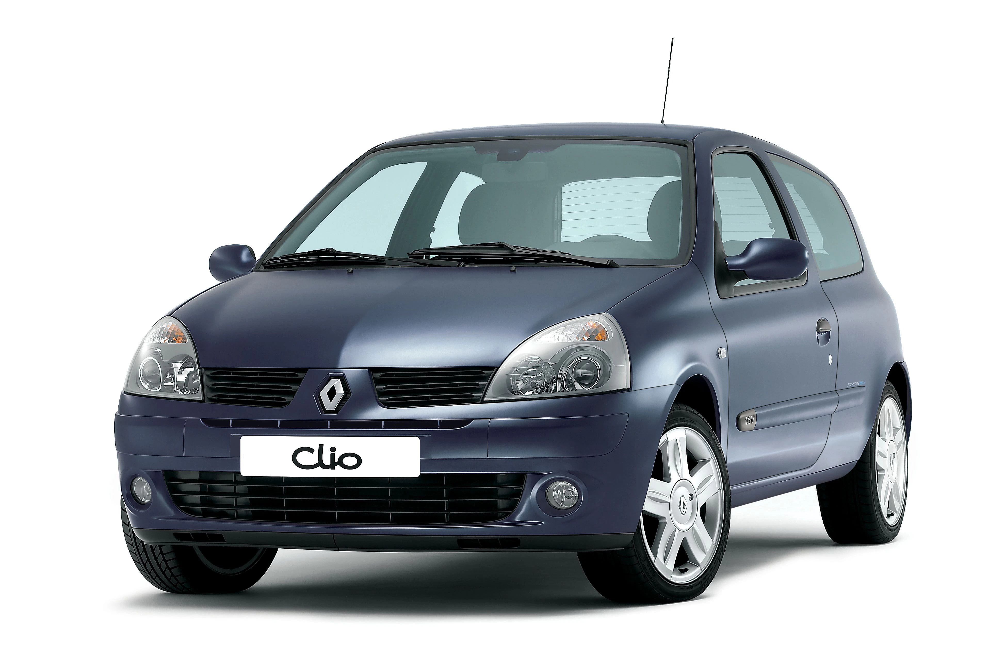 Dunkelblauer Renault Clio, dreitürig, Frontansicht, auf hellem Hintergrund.