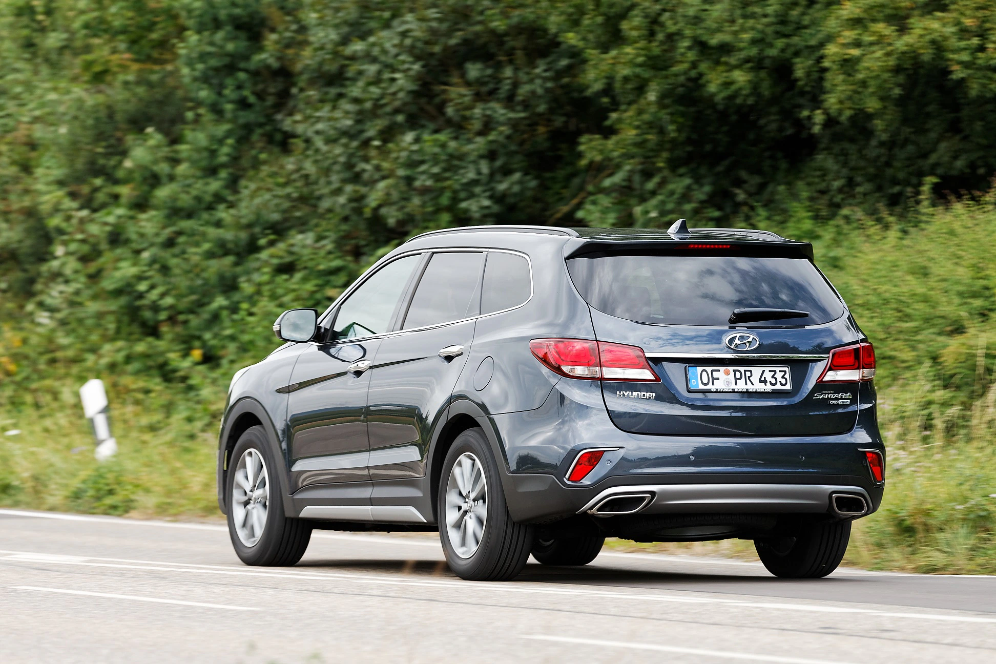 Hyundai Grand Santa Fe DM Aussenansicht Heck schräg dynamisch blau