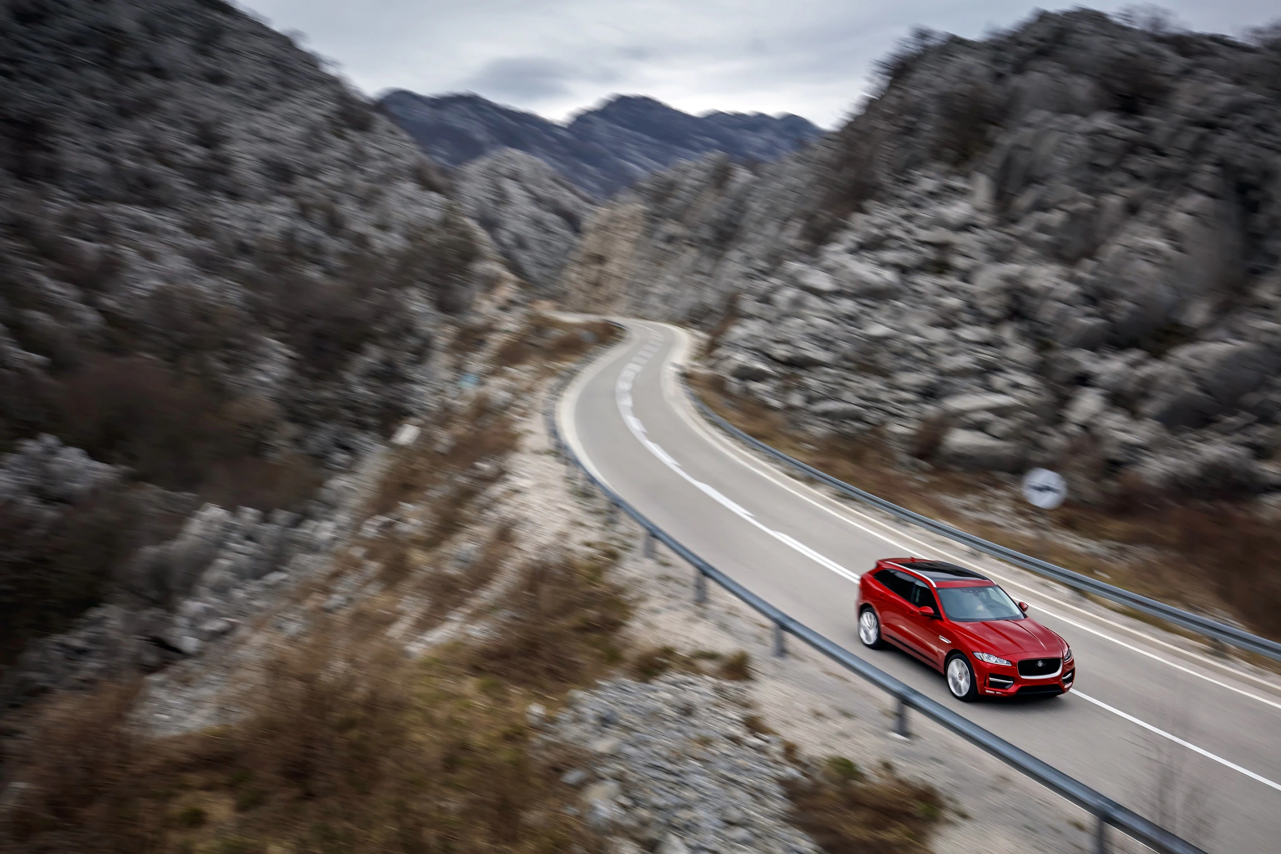 Jaguar F-Pace X761 Aussenansicht Front schräg erhöht dynamisch rot