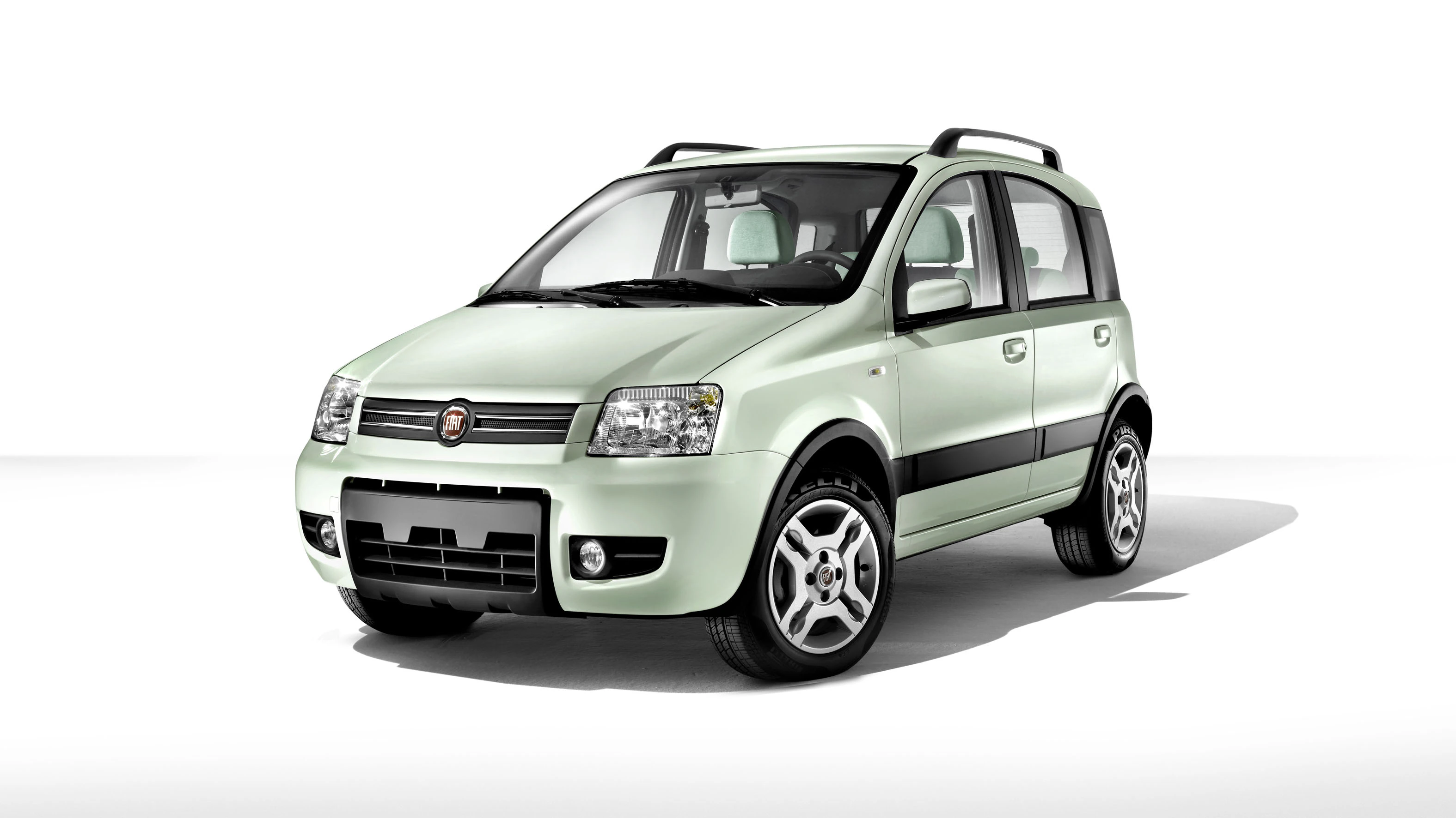 Hellgrüner Fiat Panda mit Dachreling und schwarzen Stoßfängern, seitliche Ansicht auf weißem Hintergrund. Kompakter, viertüriger Kleinwagen.