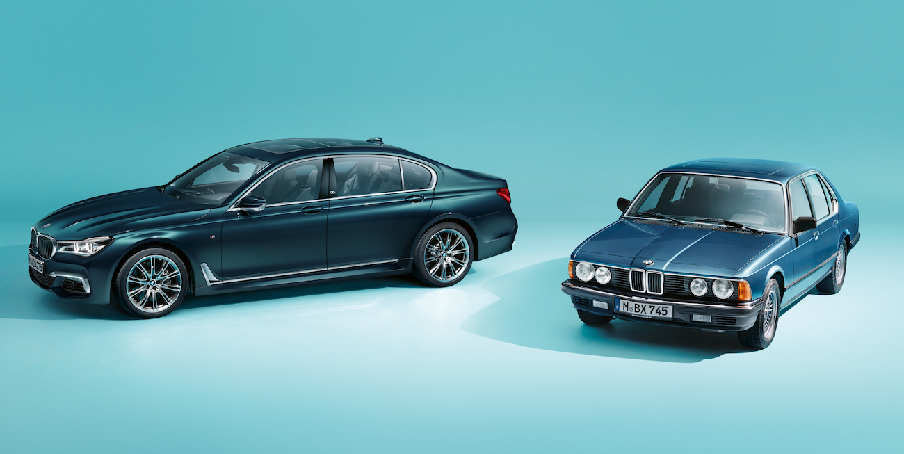Zwei blaue BMWs auf hellblauem Hintergrund: ein moderner 7er und ein klassisches Modell aus den 1980er Jahren.