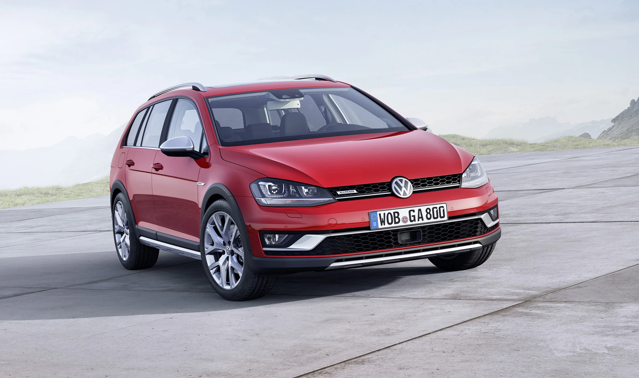 VW Golf 7 Alltrack Variant Aussenansicht Front schräg statisch rot