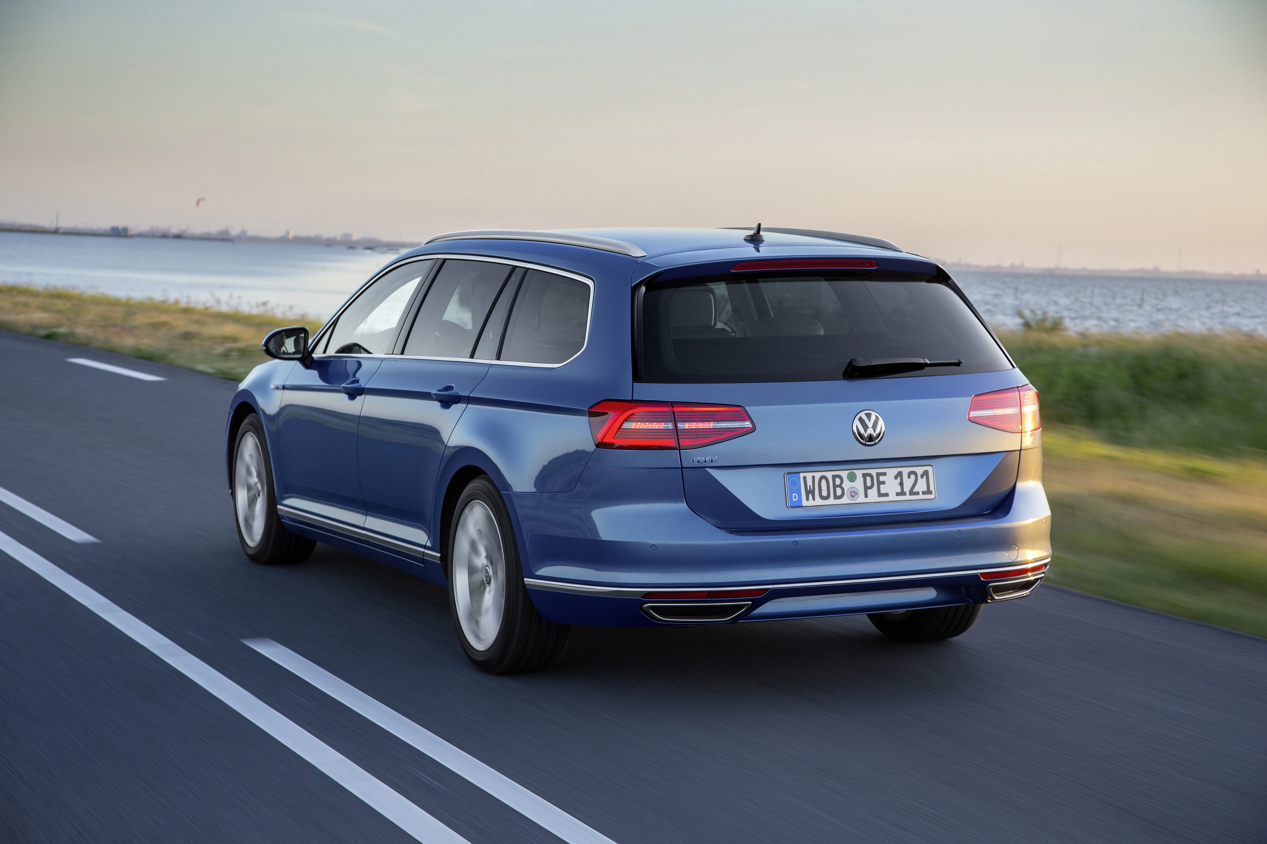 VW Passat B8 Variant Aussenansicht Heck schräg dynamisch blau