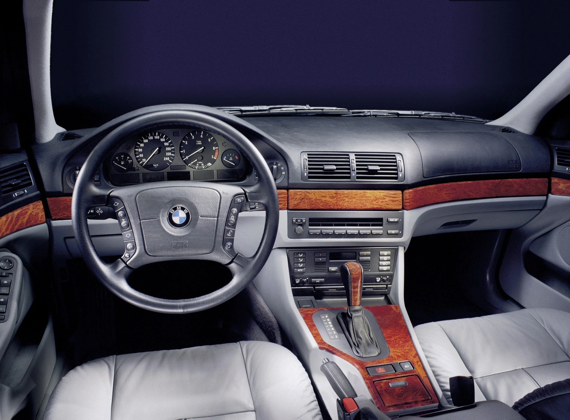 BMW 5er Touring E39 Innenansicht statisch Studio Vordersitze und Armaturenbrett fahrerseitig