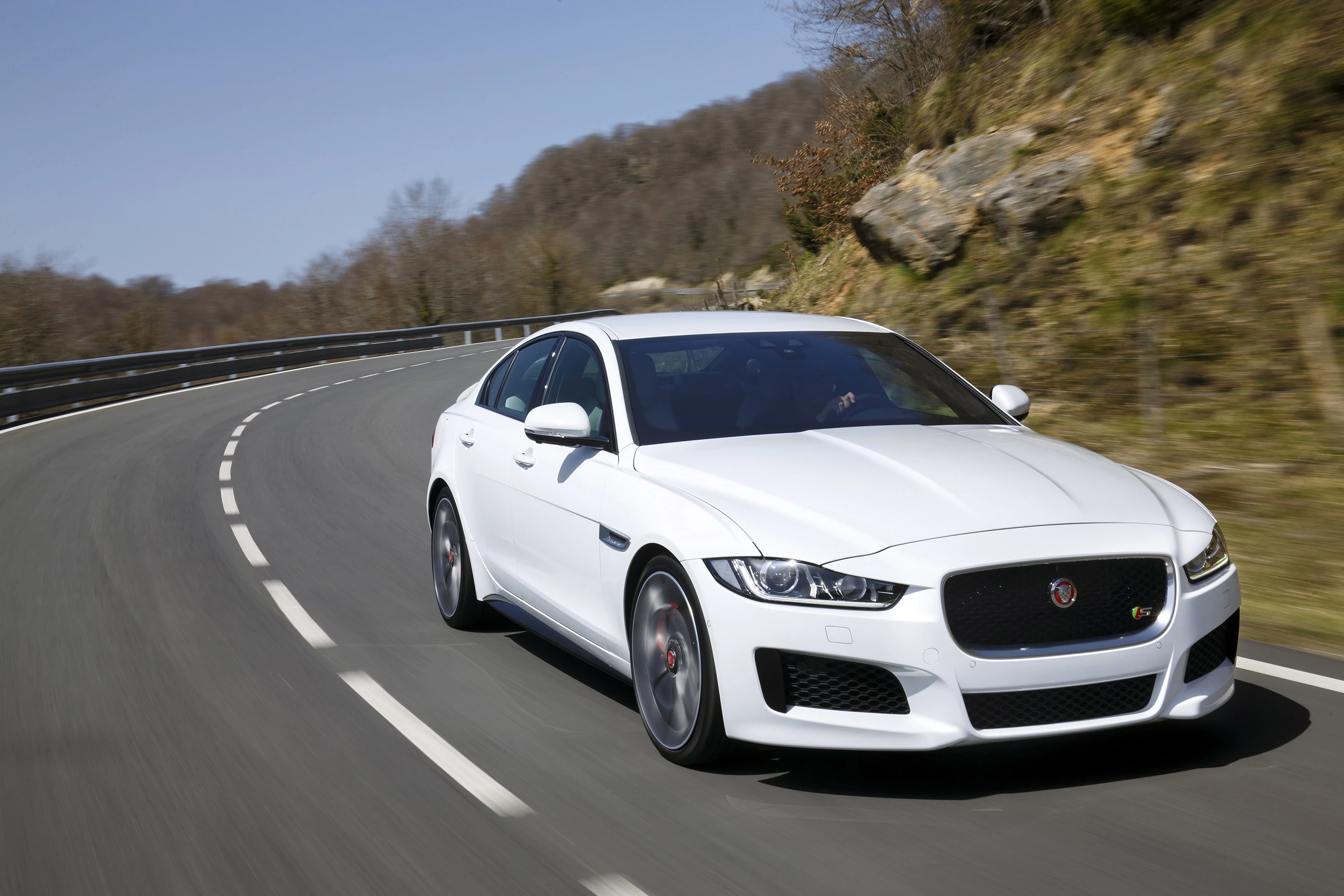 Jaguar XE X760 Aussenansicht Front schräg dynamisch weiss