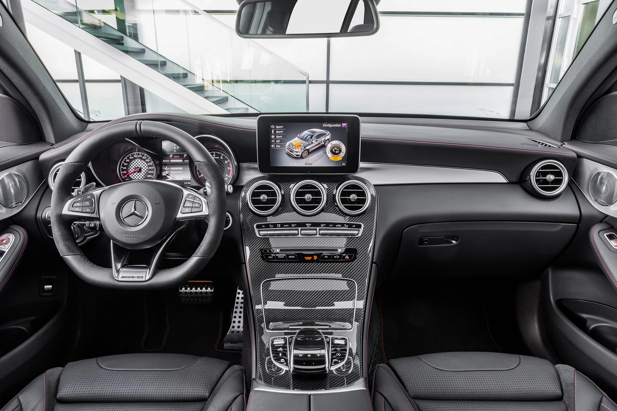 Innenraum eines modernen Mercedes-Benz mit Lederlenkrad, digitalem Display und eleganter Mittelkonsole.