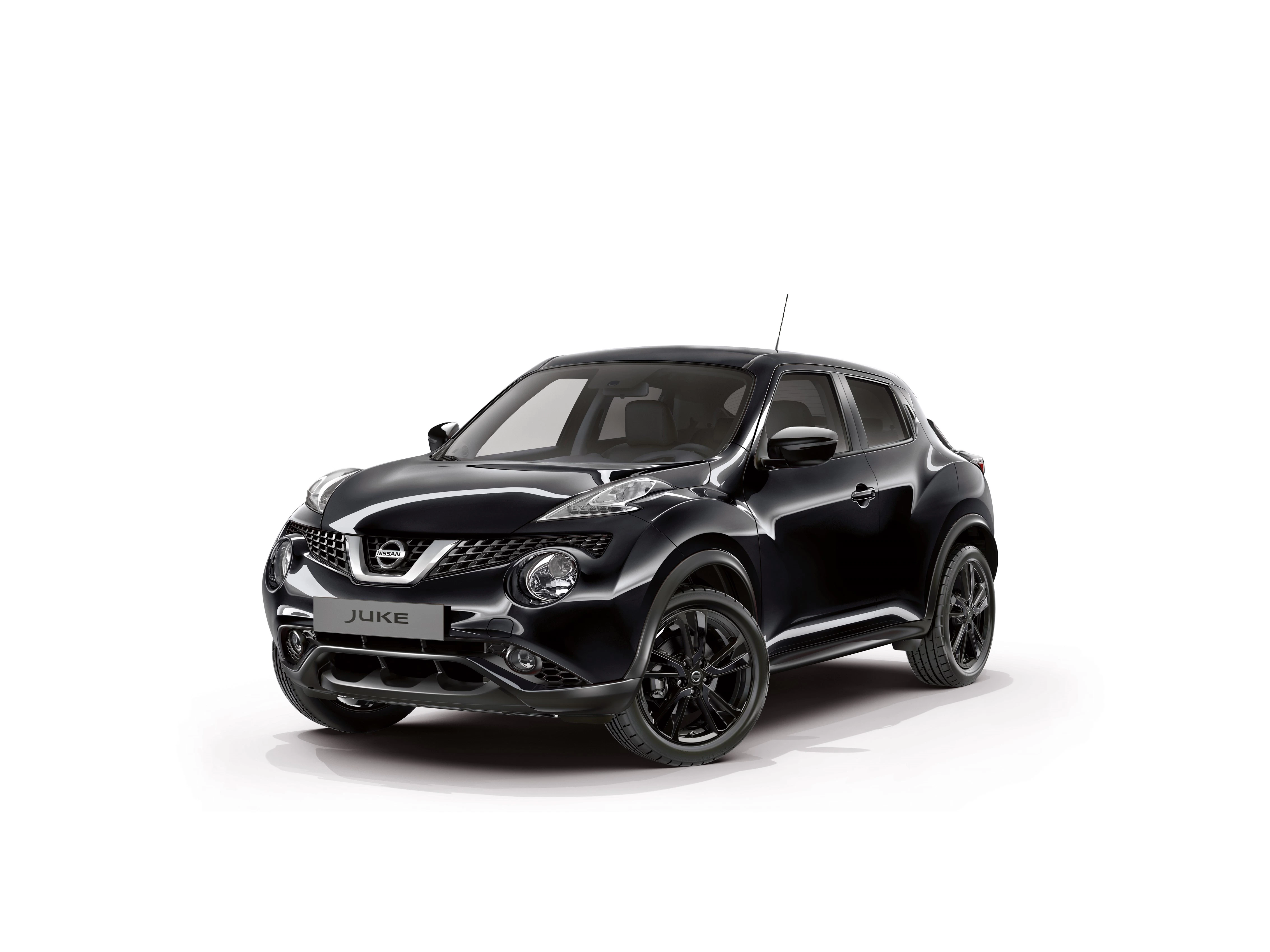 Schwarzer Nissan Juke SUV, seitliche Vorderansicht, vor weißem Hintergrund.