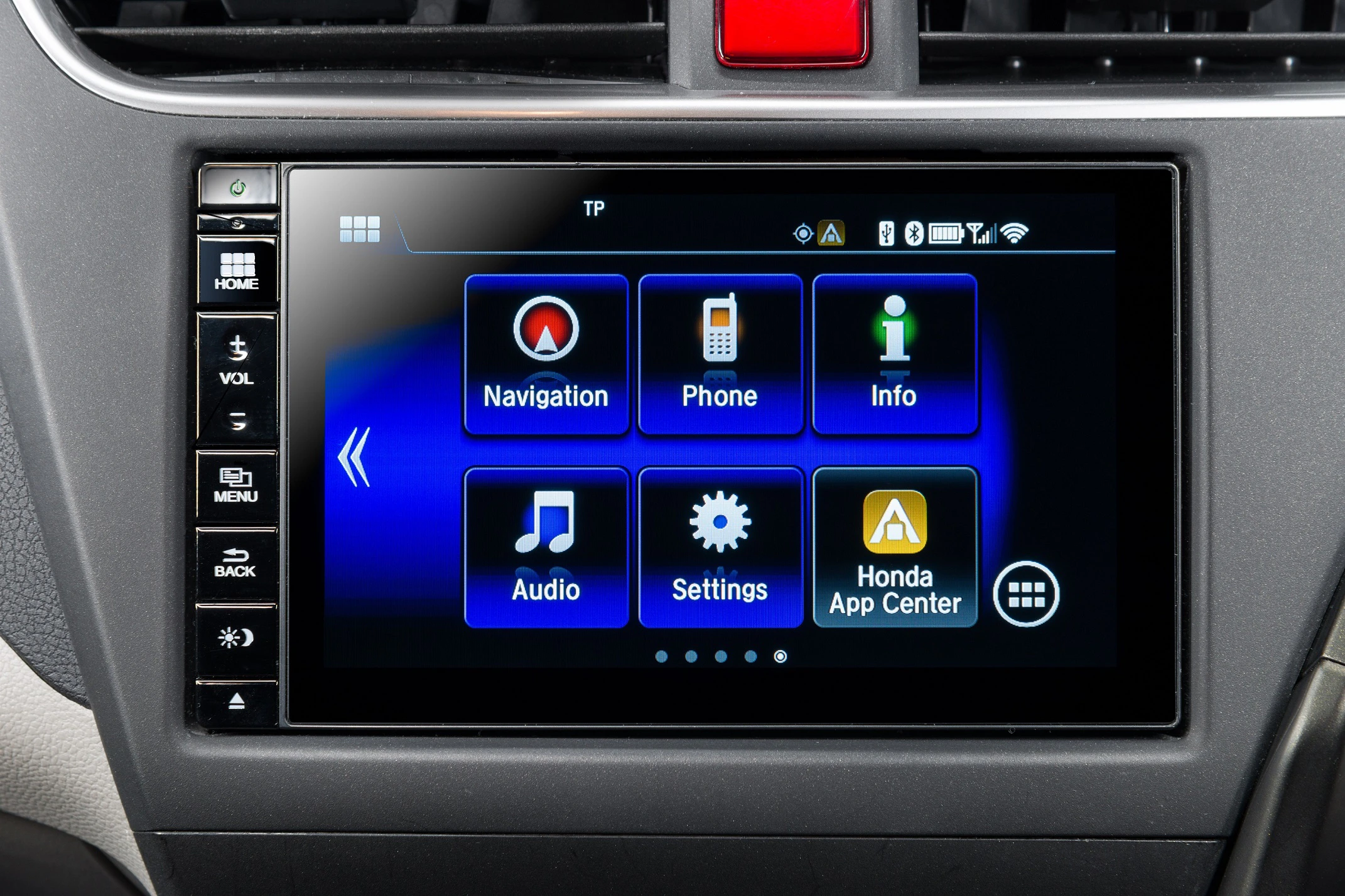 Nahaufnahme eines Auto-Infotainmentsystems mit Navigation, Telefon, Info, Audio, Einstellungen und Honda App Center auf einem Touchscreen.