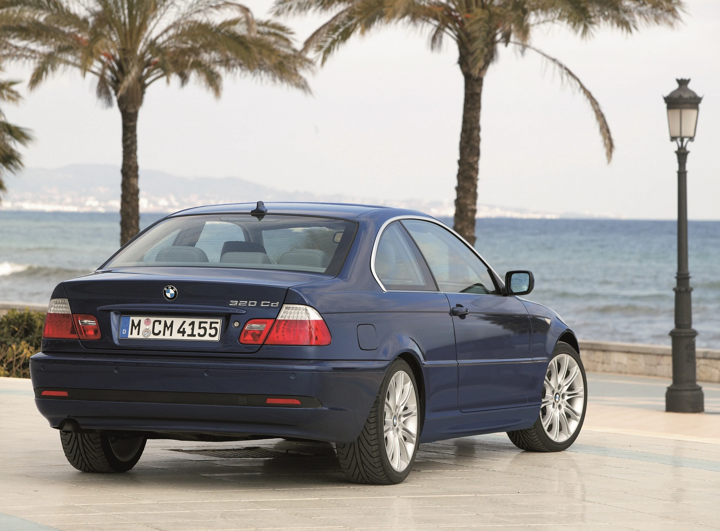 BMW 3er Coupé E46 LCI Aussenansicht Heck schräg statisch dunkelblau