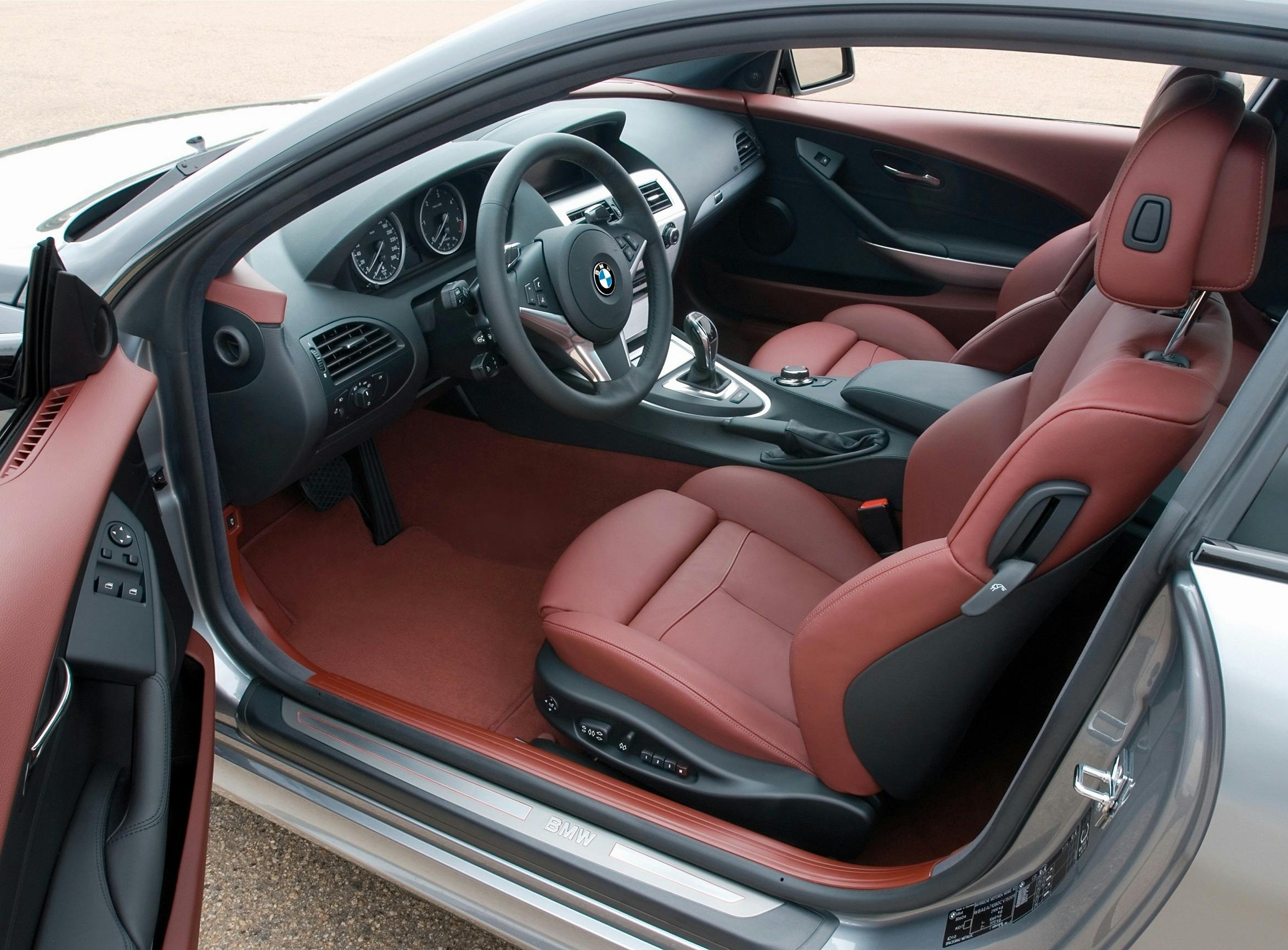 BMW 6er Coupé E63 LCI Innenansicht statisch Vordersitze und Armaturenbrett fahrerseitig