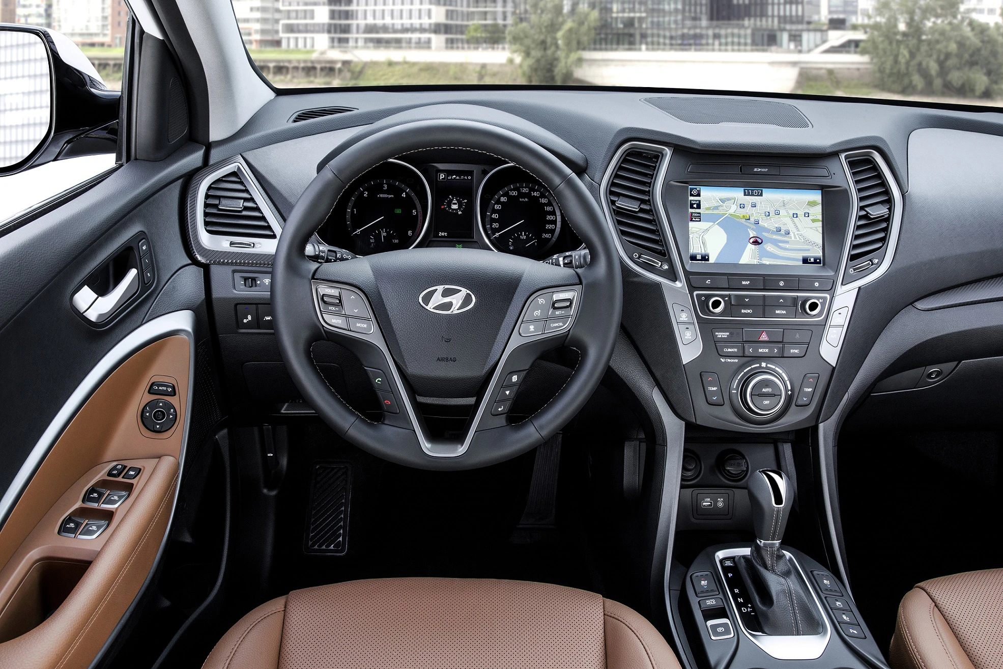 Innenraum eines Hyundai-Autos mit Lederarmaturenbrett, Navigationssystem auf dem Bildschirm und Multifunktionslenkrad.