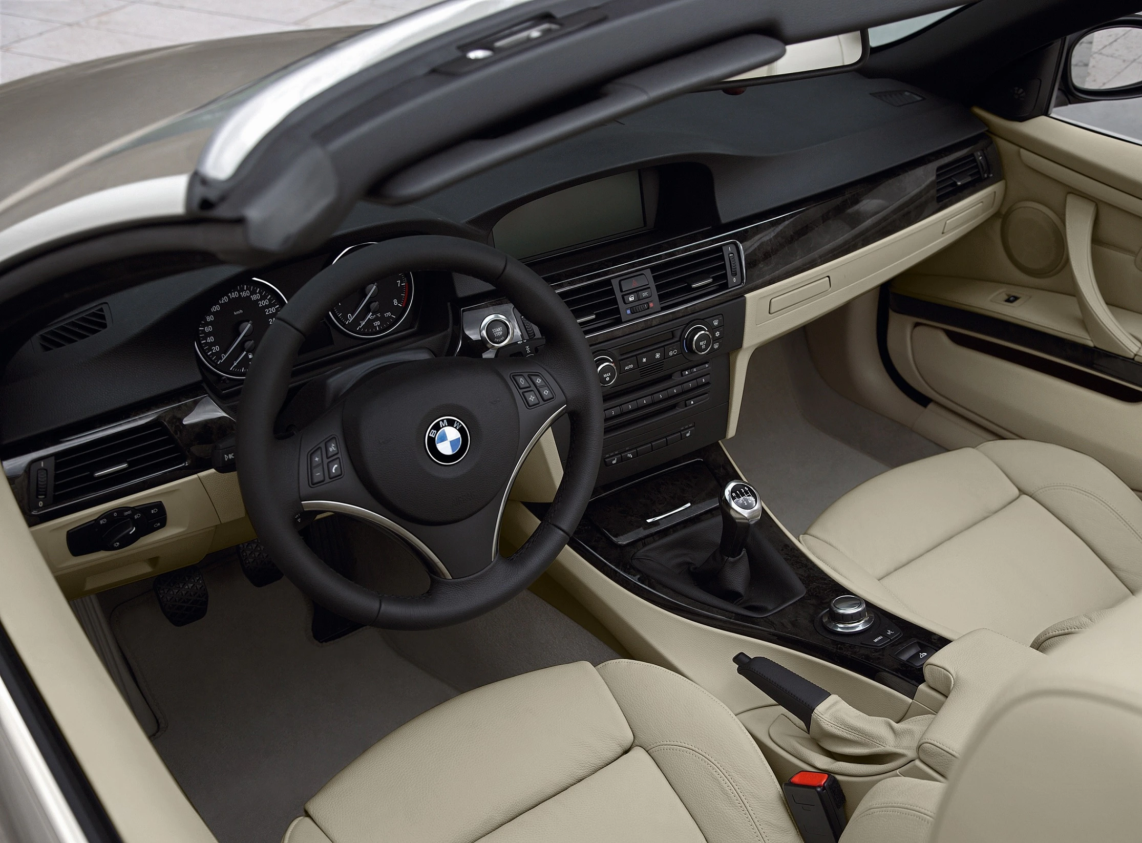 BMW 3er Cabriolet Innenansicht statisch Vordersitze und Armaturenbrett fahrerseitig