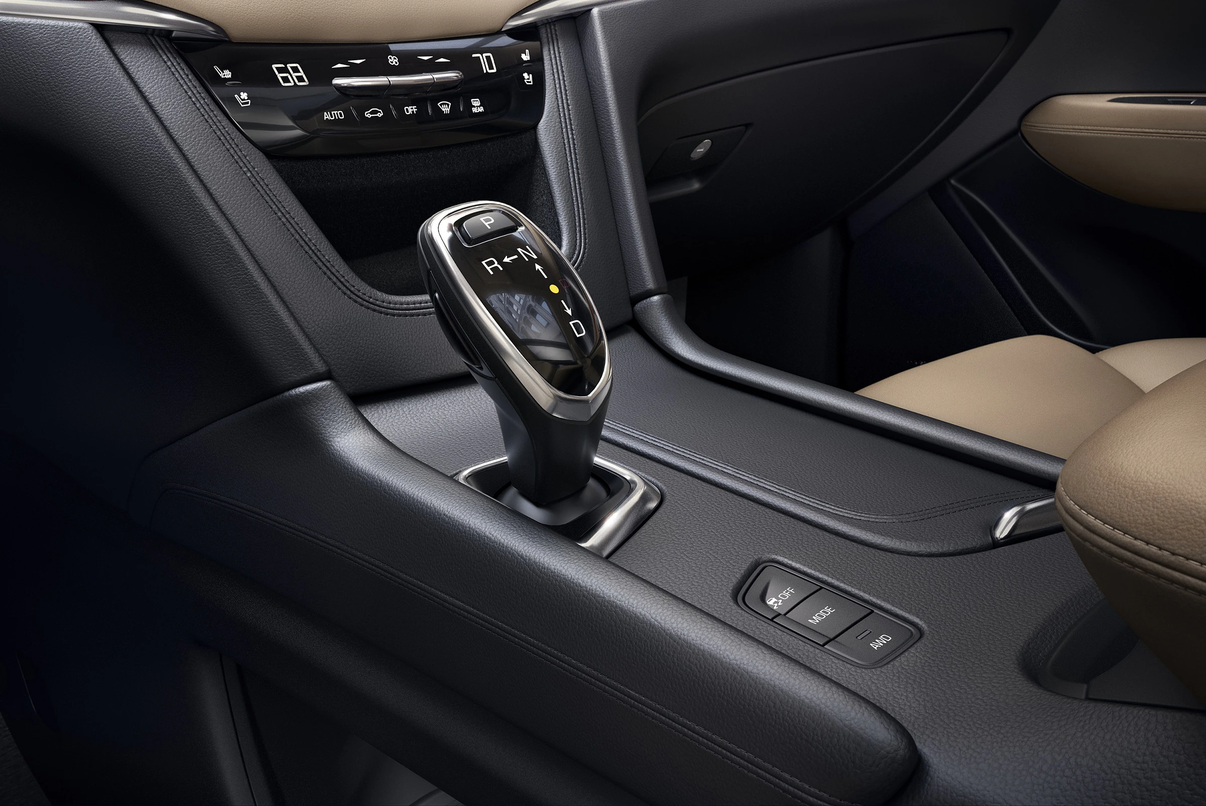 Nahaufnahme eines modernen Automatikgetriebes in einem Fahrzeug, umgeben von Ledersitzen und einem stilvollen Armaturenbrett-Design.
