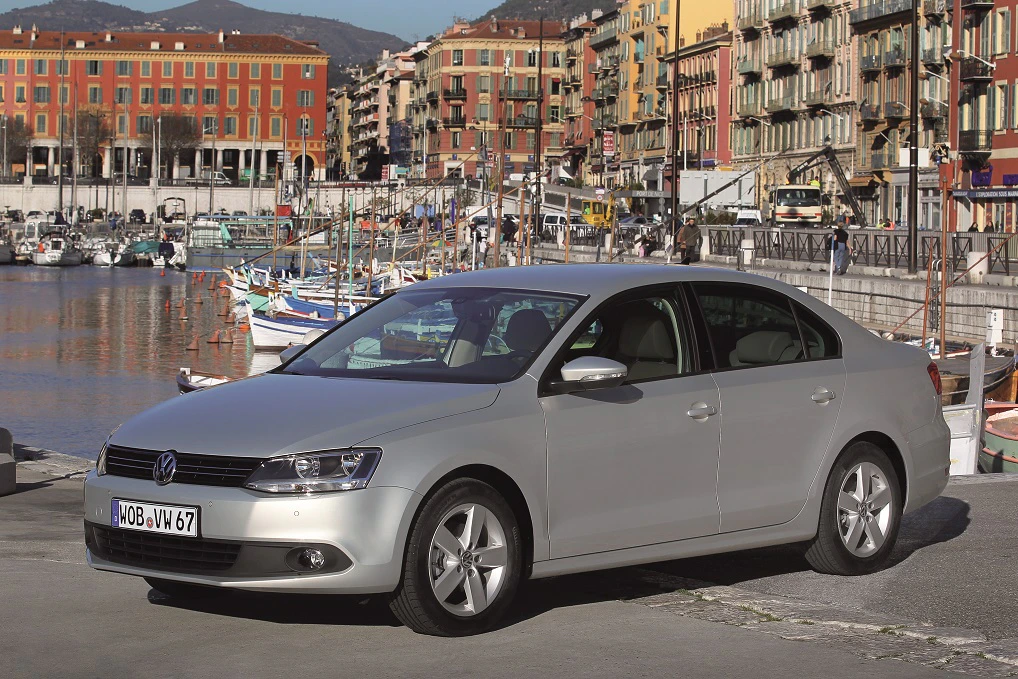 VW Jetta 6 Aussenansicht Front schräg statisch silber