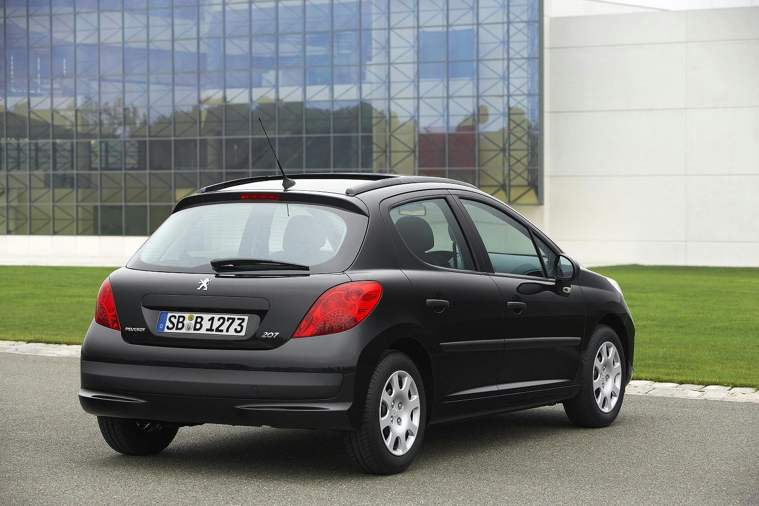 Peugeot 207 W Fünftürer Aussenansicht Heck schräg statisch schwarz