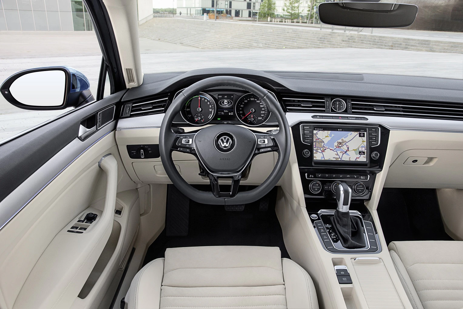 VW Passat B8 Innenansicht Fahrerposition statisch beige
