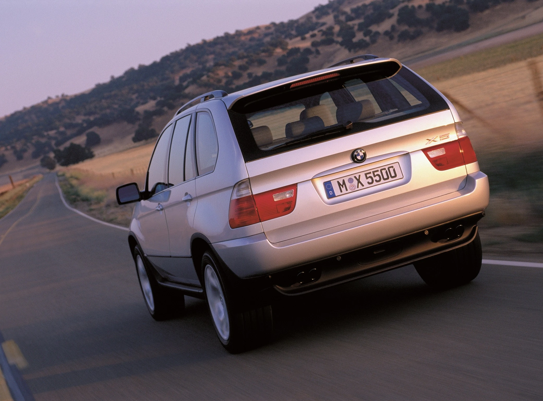 BMW X5 E53 Aussenansicht Heck schräg dynamsich silber