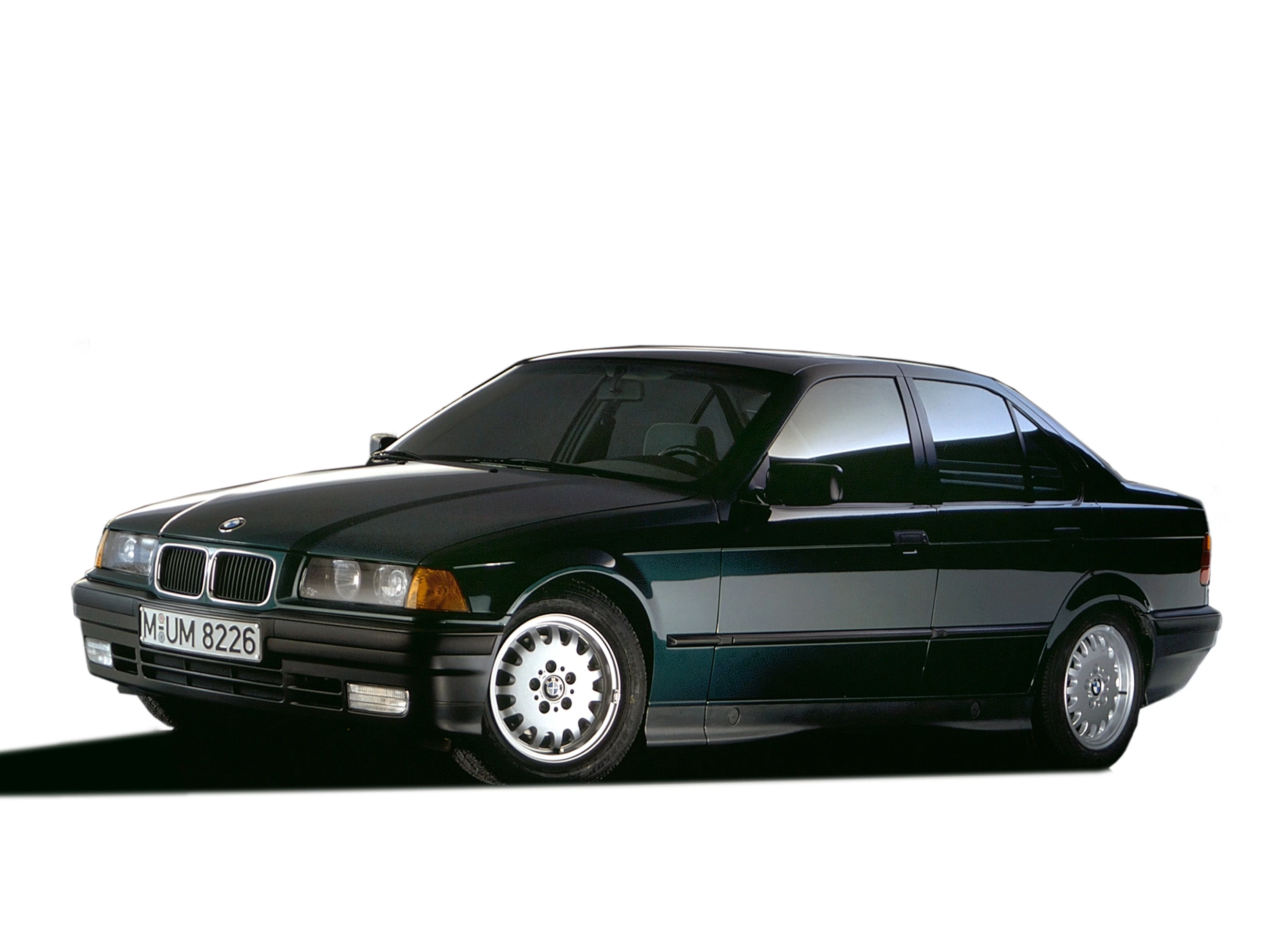 Schwarzer BMW-Limousine der 1990er Jahre, seitliche Frontansicht, mit markanten Scheinwerfern und Leichtmetallfelgen vor weißem Hintergrund.