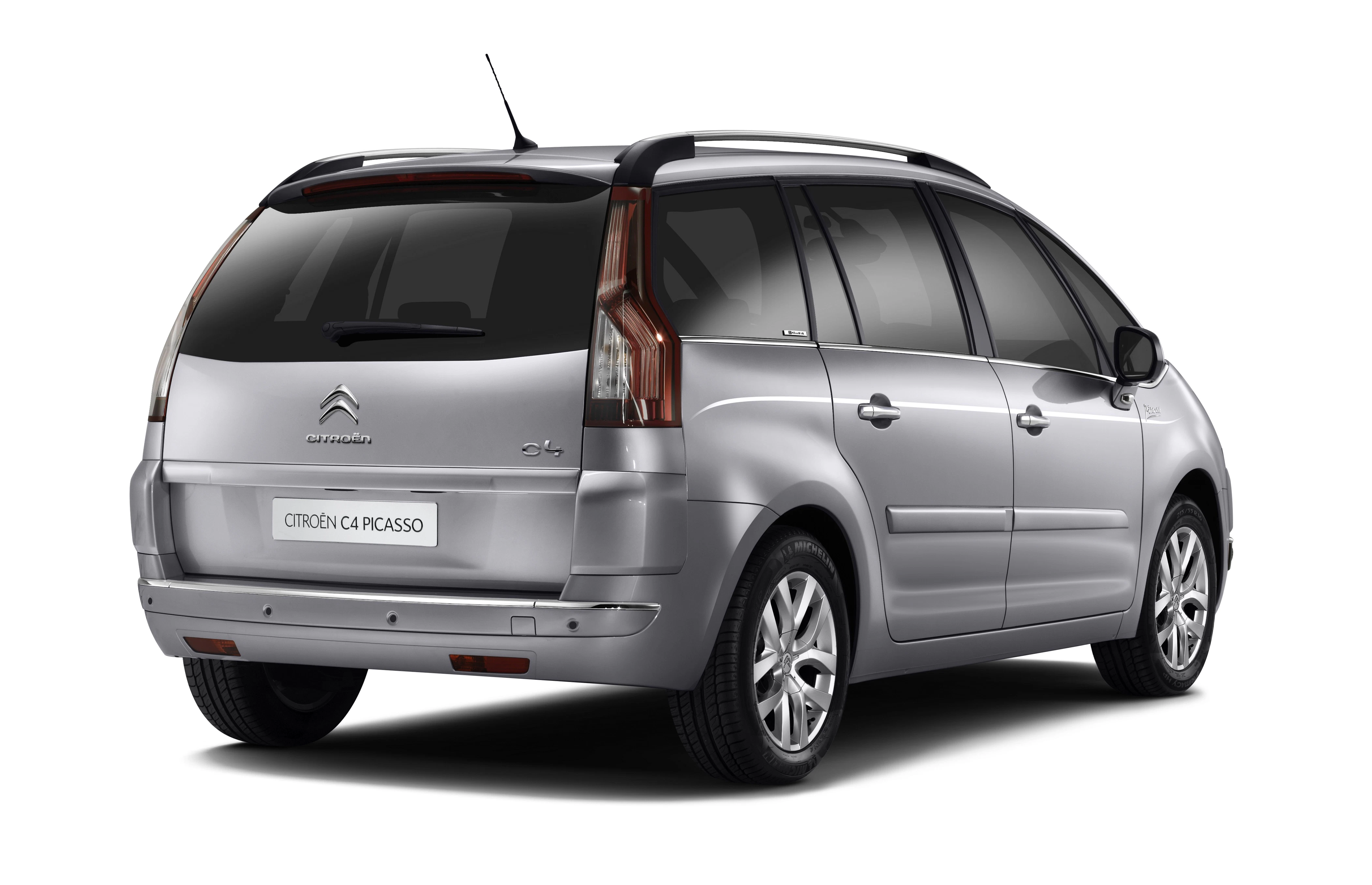 Silberner Citroën C4 Picasso von hinten, zeigt Rückseite und rechte Seite, stehend auf weißem Hintergrund.