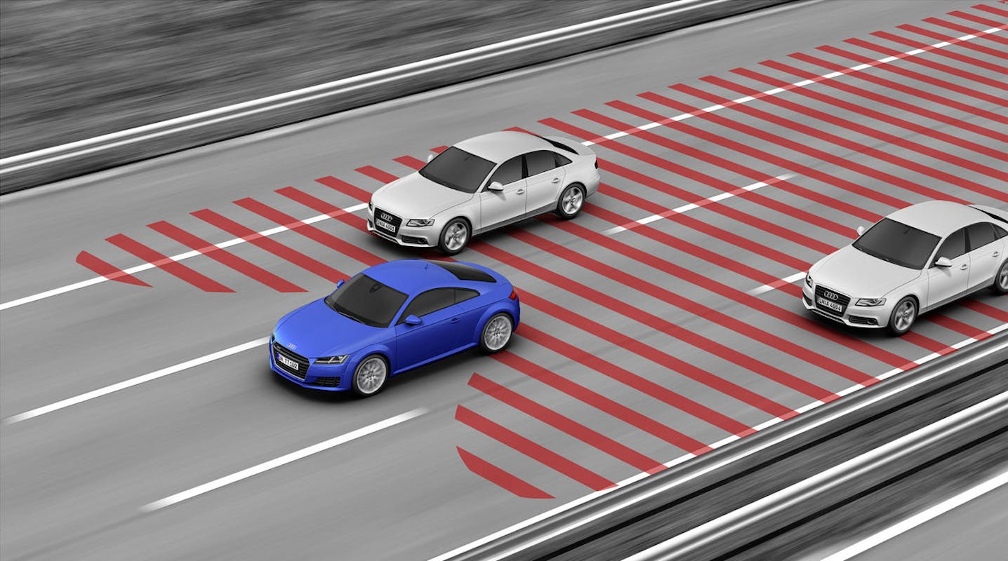 Ein blaues Auto überholt zwei graue Autos auf einer Autobahn, mit roten Linien, die den toten Winkel anzeigen.