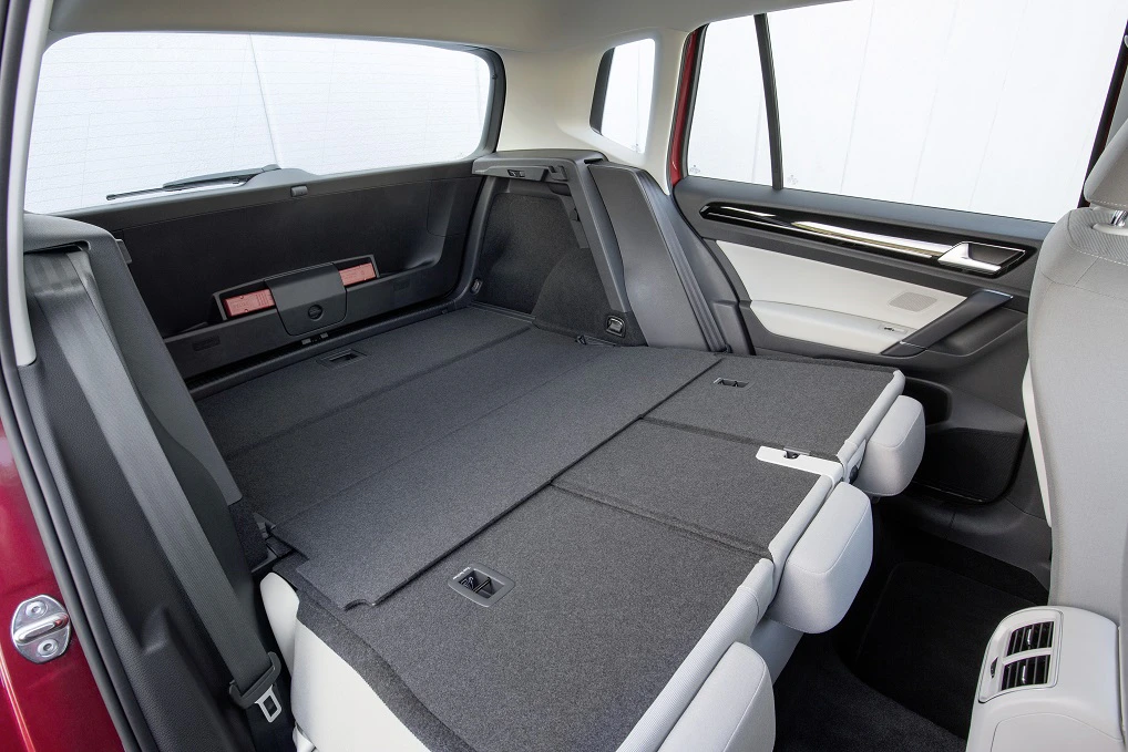 VW Golf Sportsvan Innenansicht Rücksitzbank umgeklappt statisch  schwarz beige
