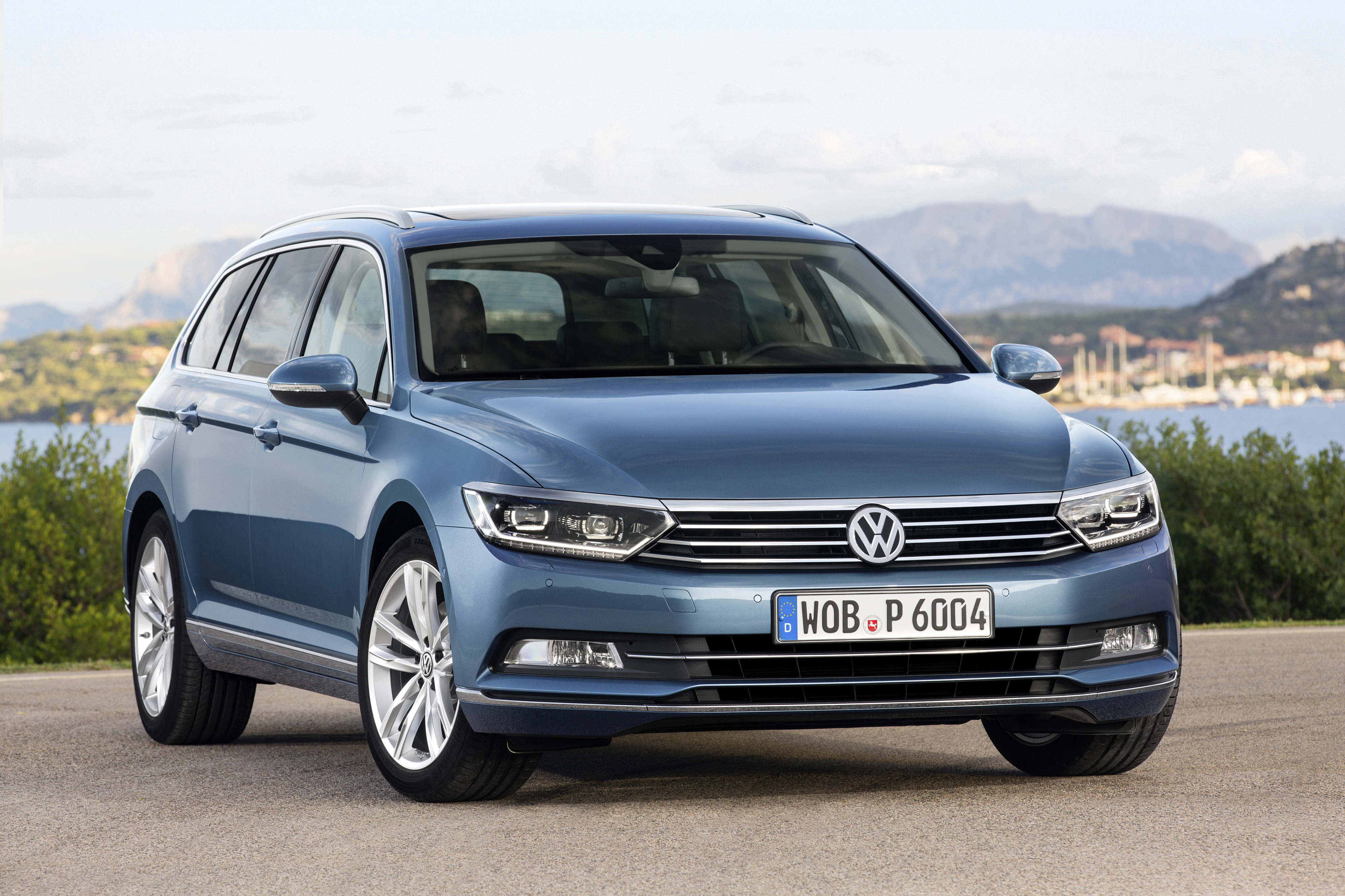VW Passat B8 Variant Aussenansicht Front schräg statisch blau