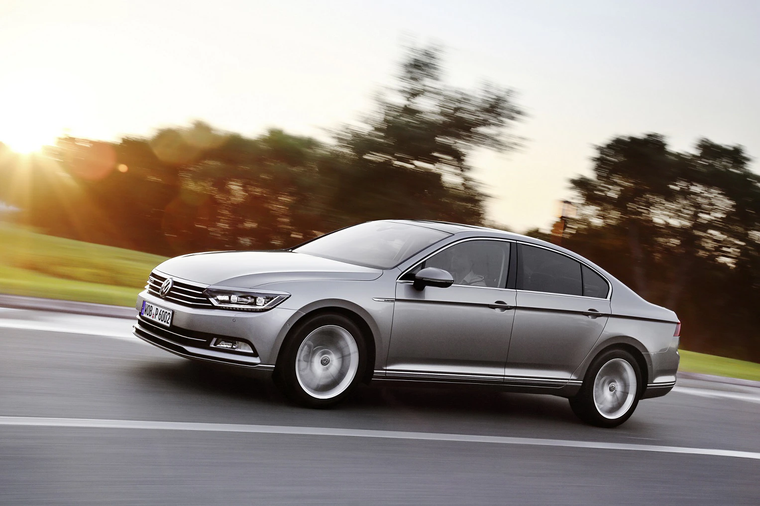 VW Passat B8 Aussenansicht  Seite schräg dynamisch silber